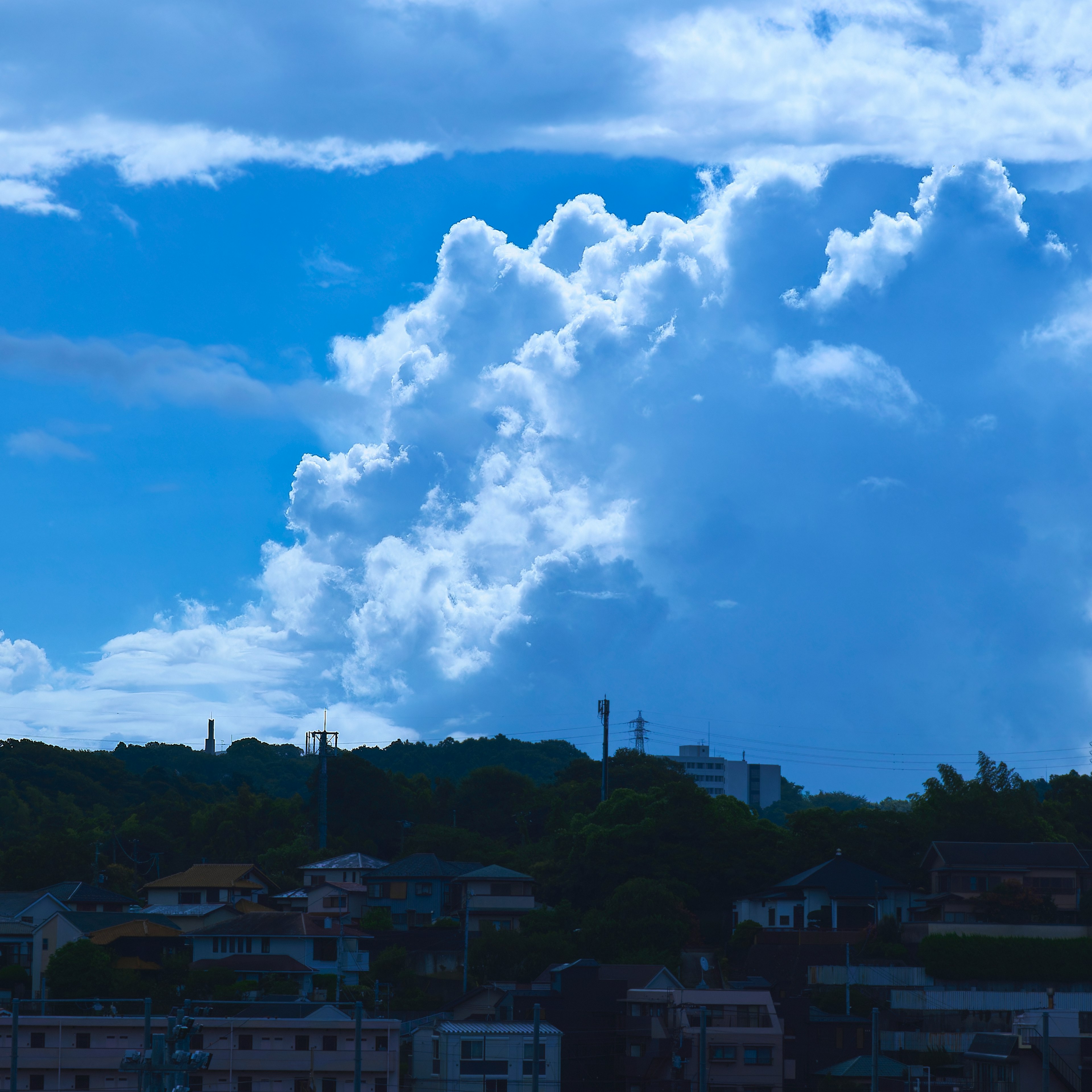 青空に浮かぶ大きな白い雲と山の景色