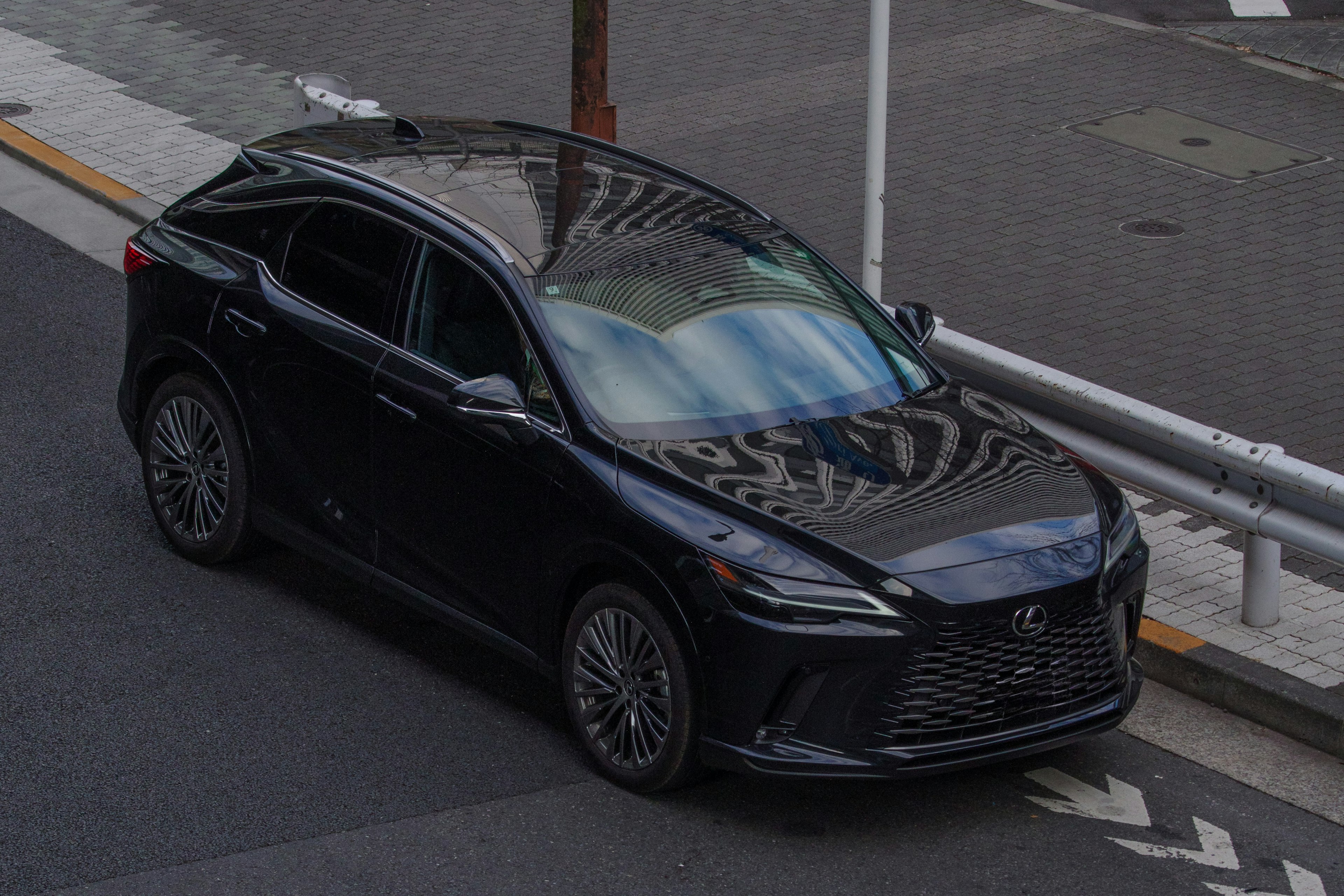 SUV de luxe noir garé dans une rue de la ville