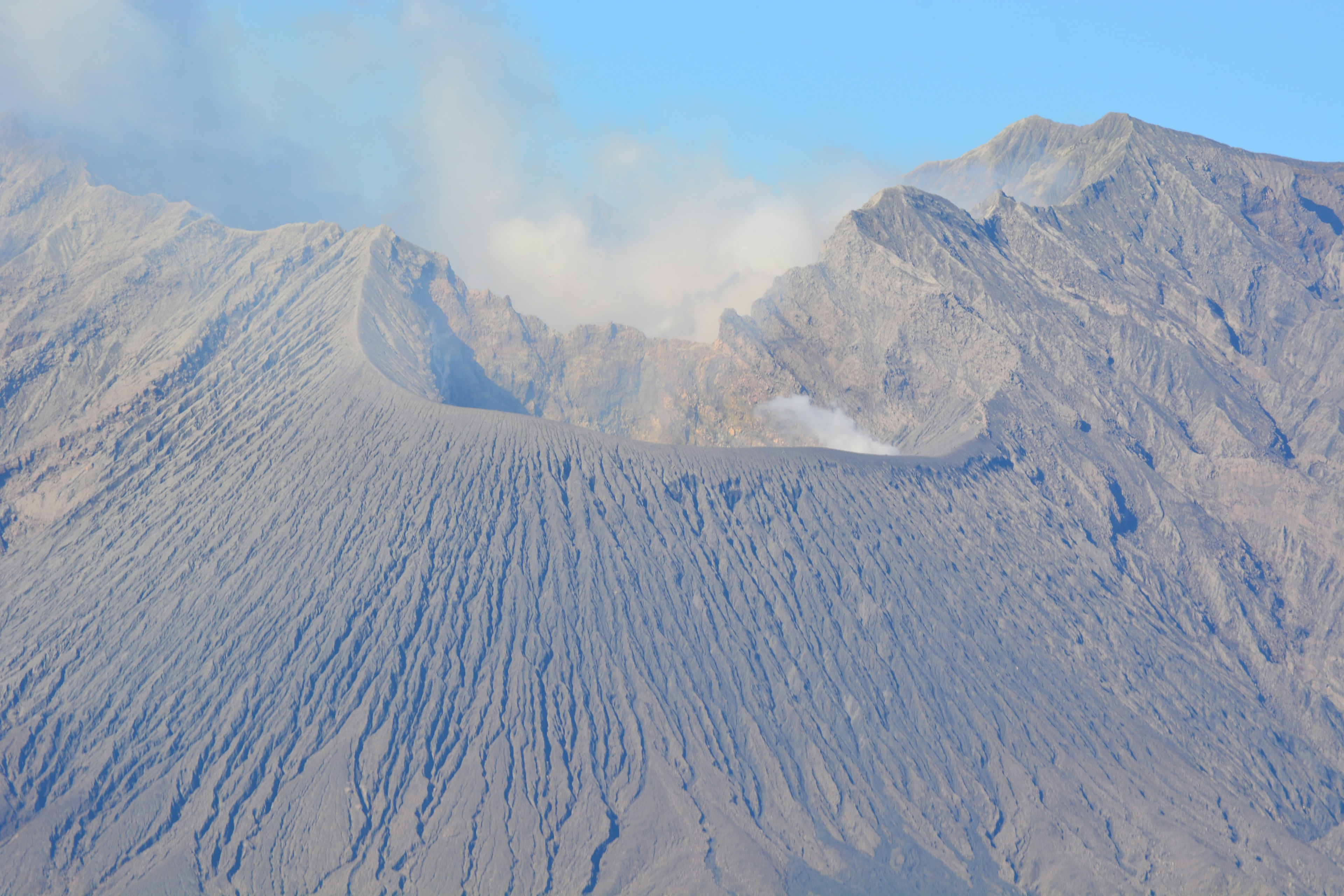 Paysage volcanique avec de la fumée et un terrain unique