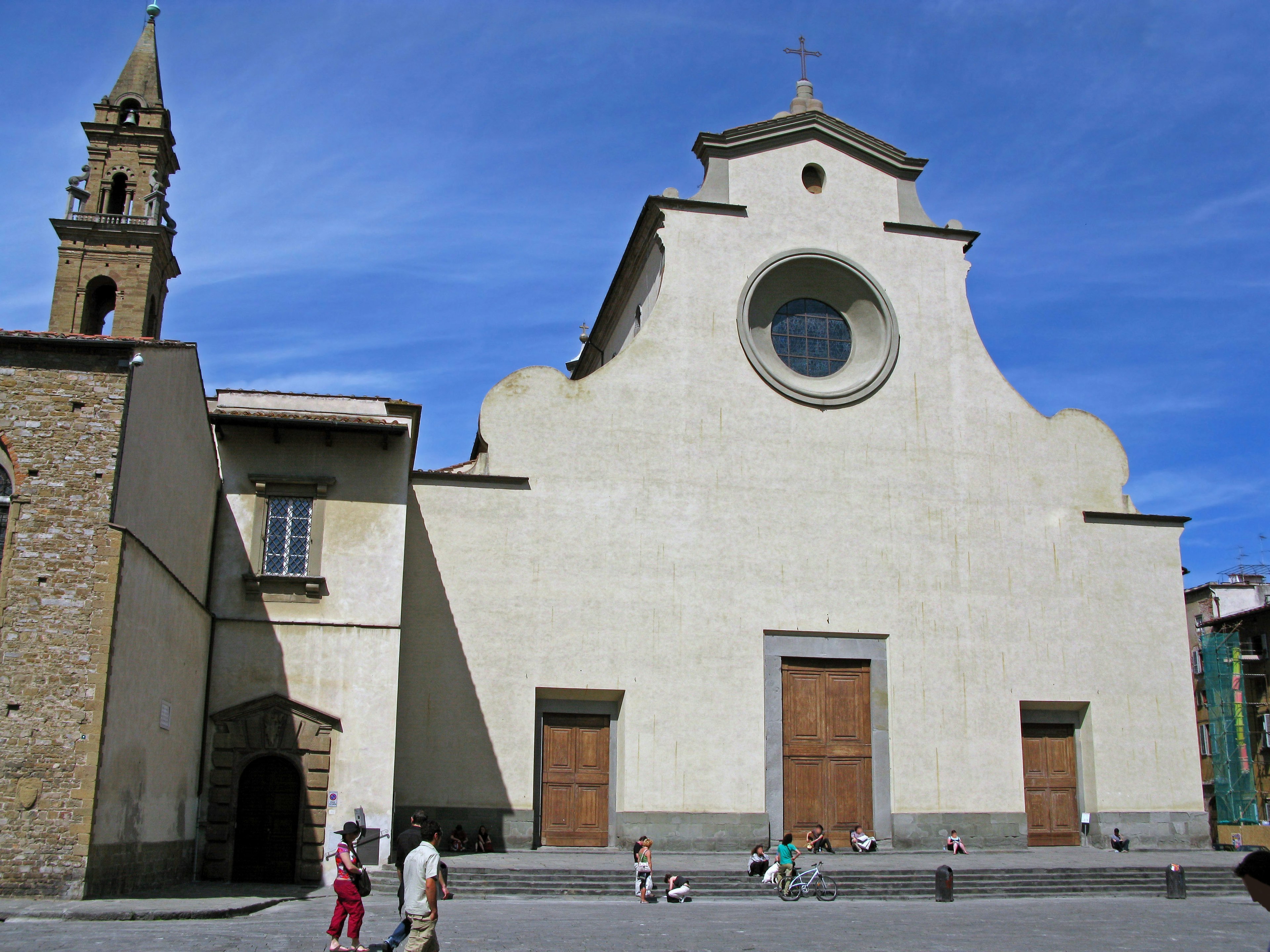 Außenansicht einer Kirche in Florenz unter blauem Himmel