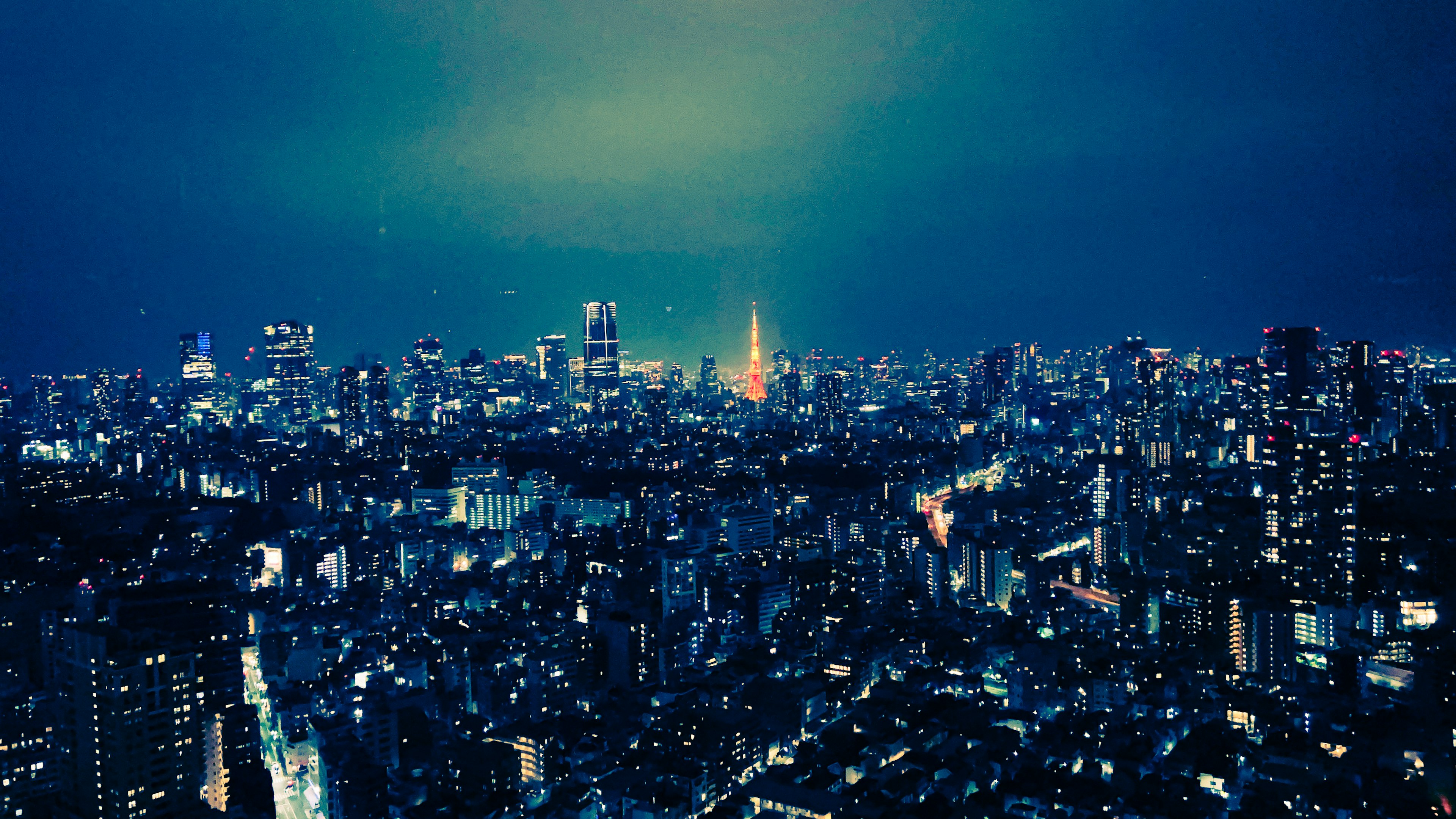 Cielo nocturno de Tokio con rascacielos y Torre de Tokio iluminada