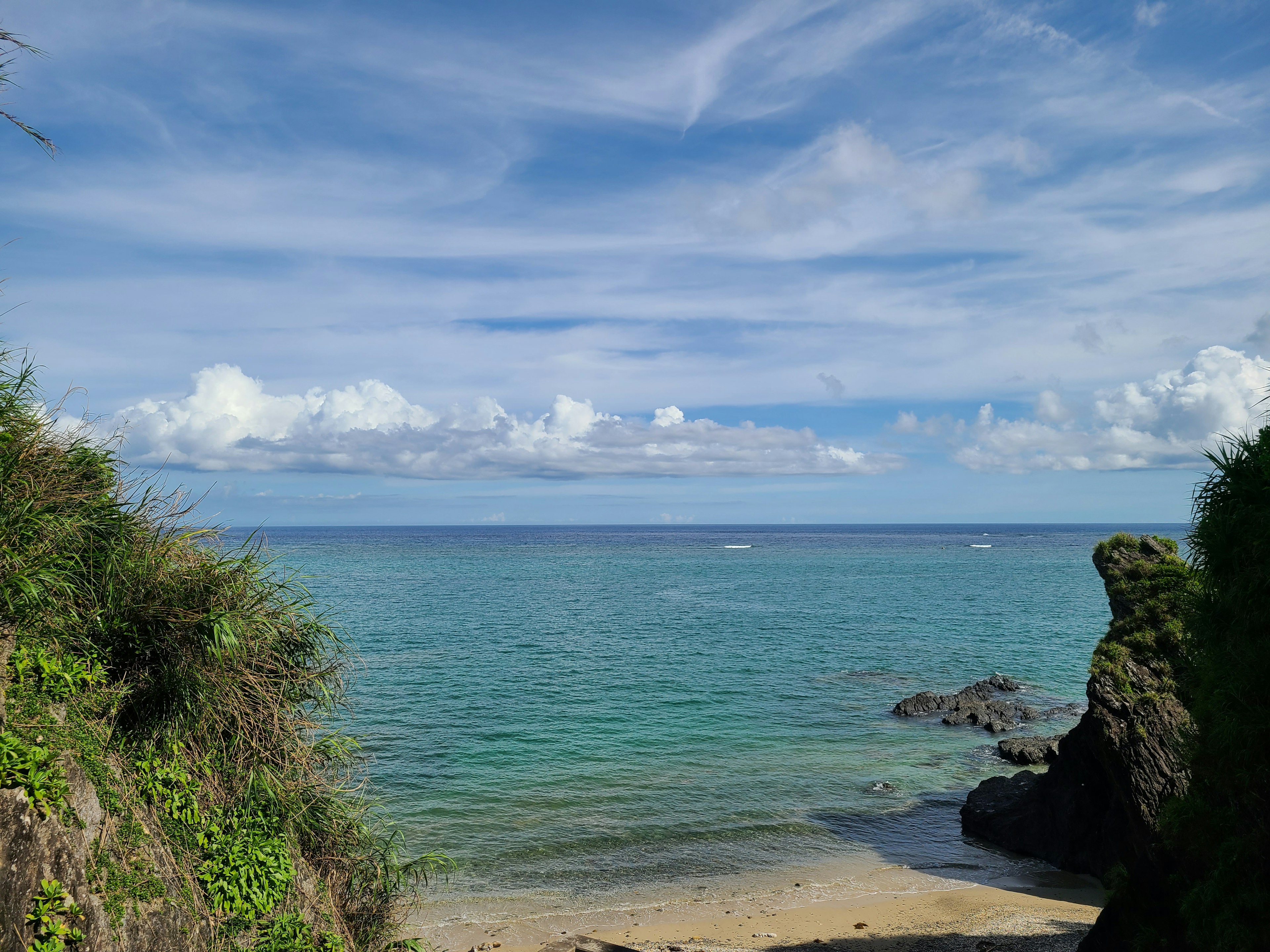 Vue panoramique d'une plage avec océan bleu et ciel