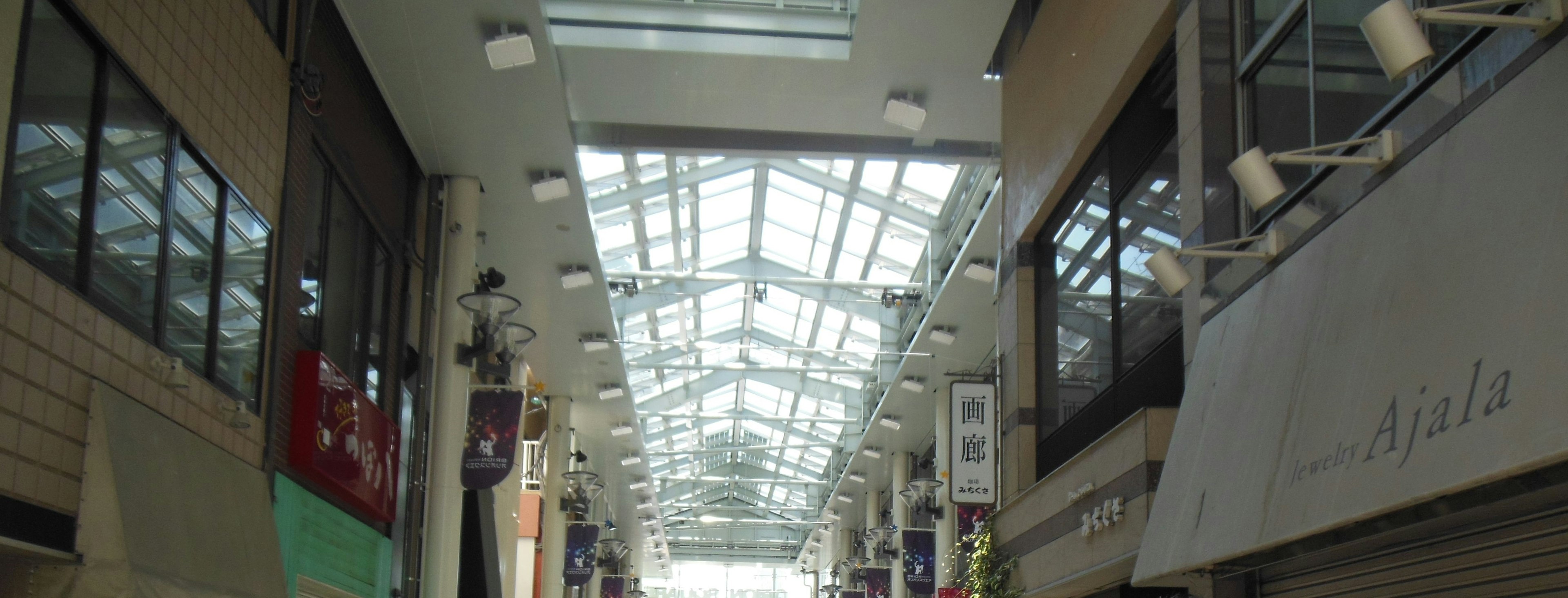 Vista interior de un arcade comercial con un techo de cristal brillante