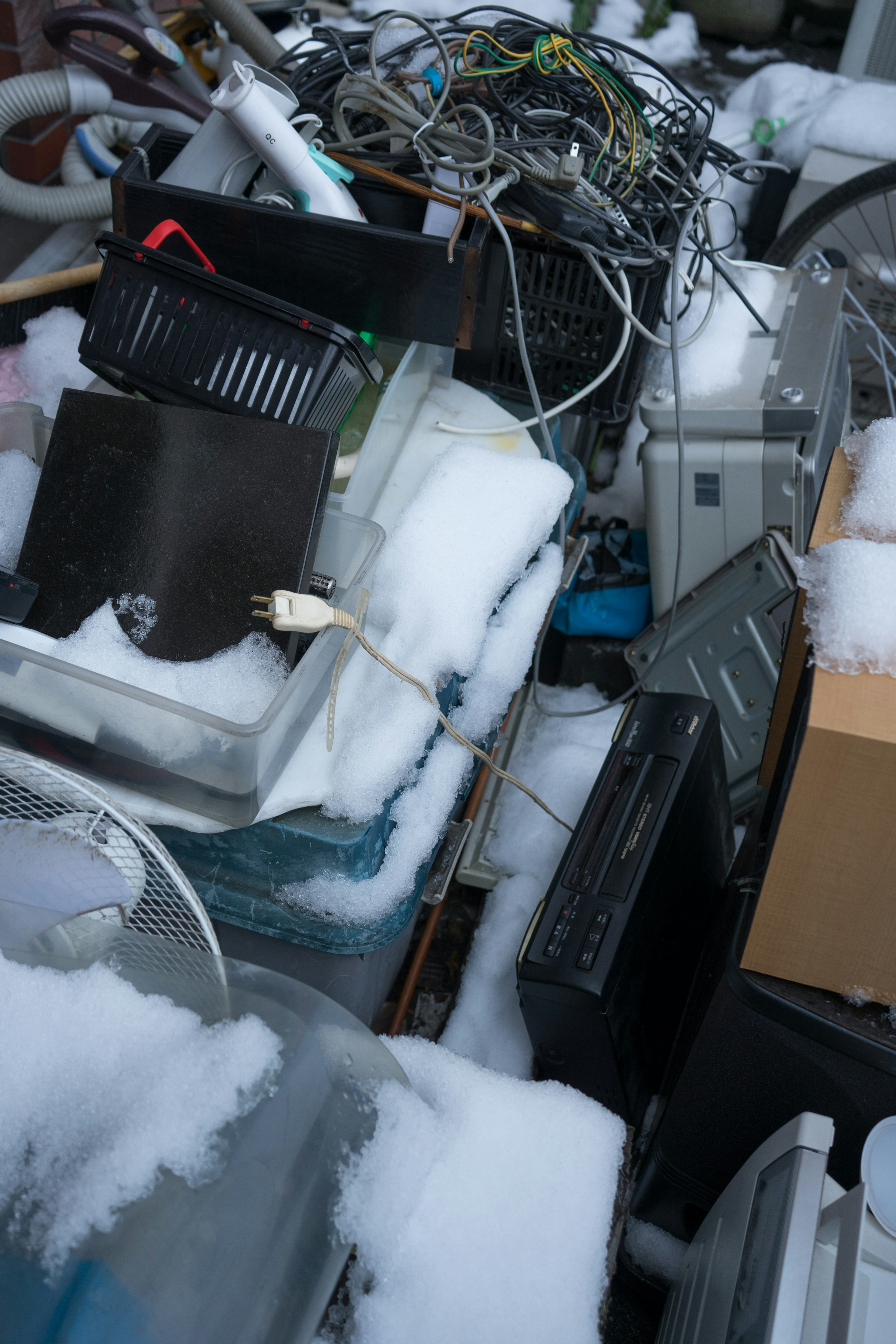 雪に覆われた電子機器の廃棄物の山