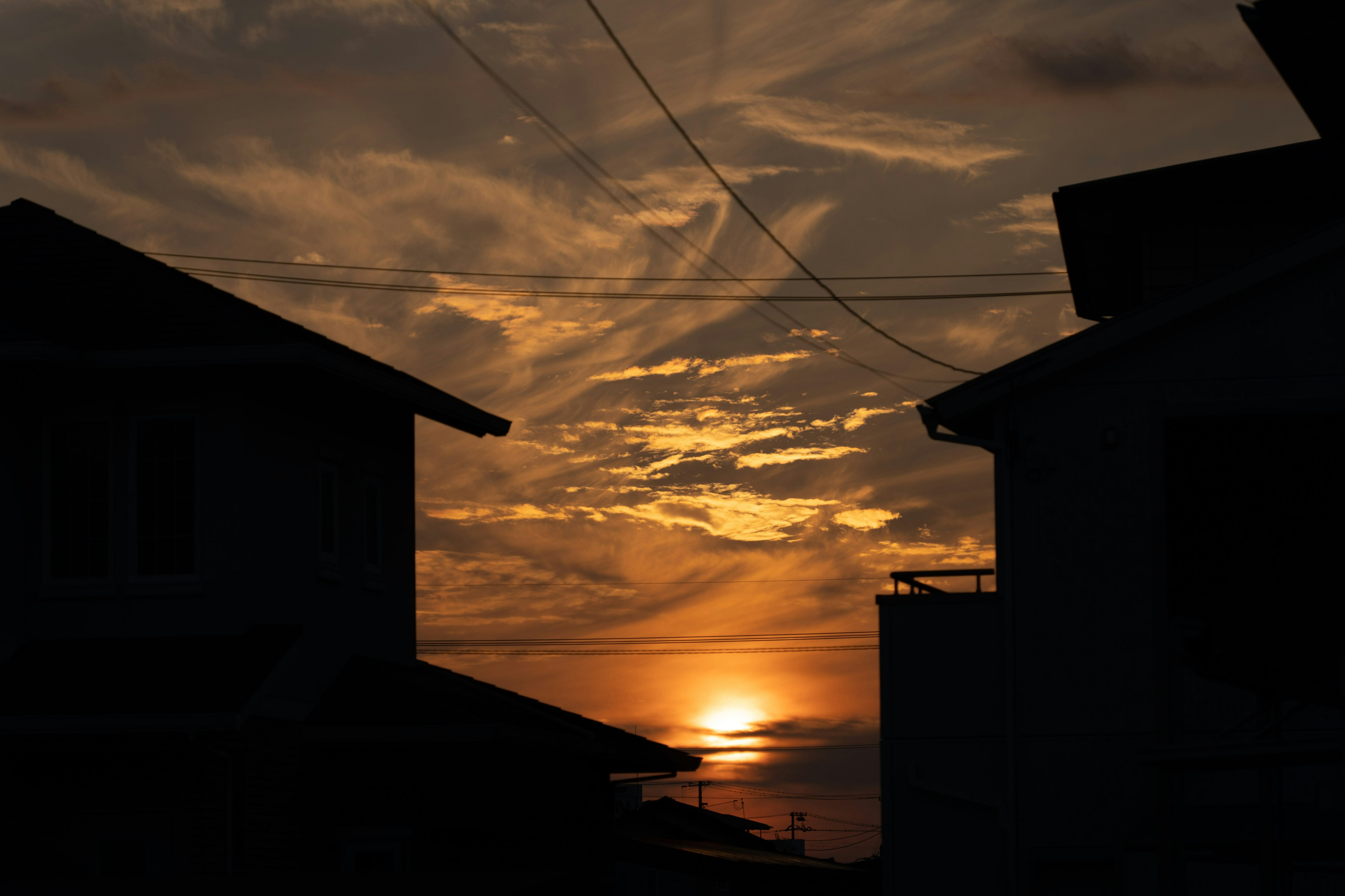 Silueta de casas contra un cielo de atardecer