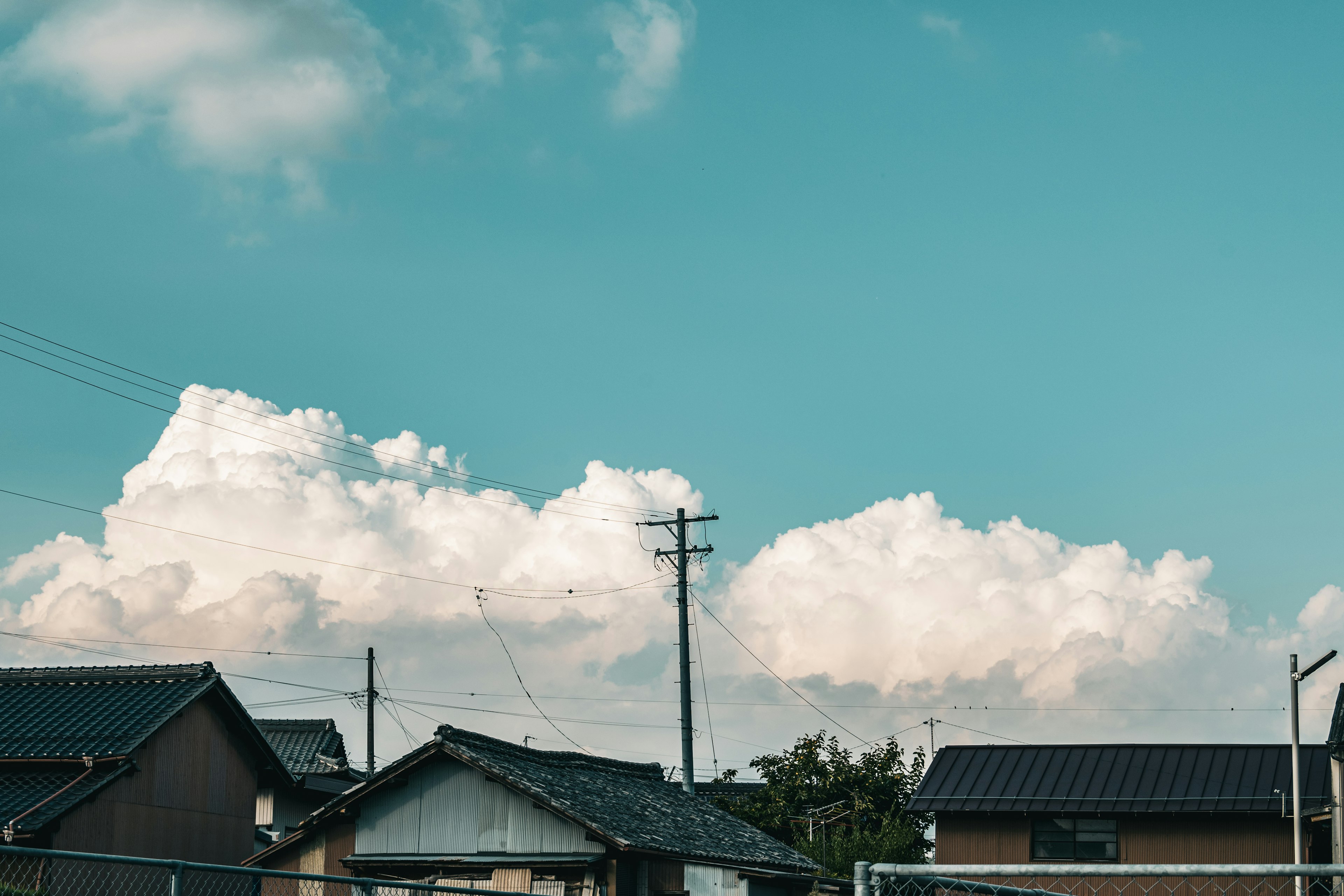 Eine Ansicht eines japanischen Viertels unter einem blauen Himmel mit flauschigen weißen Wolken