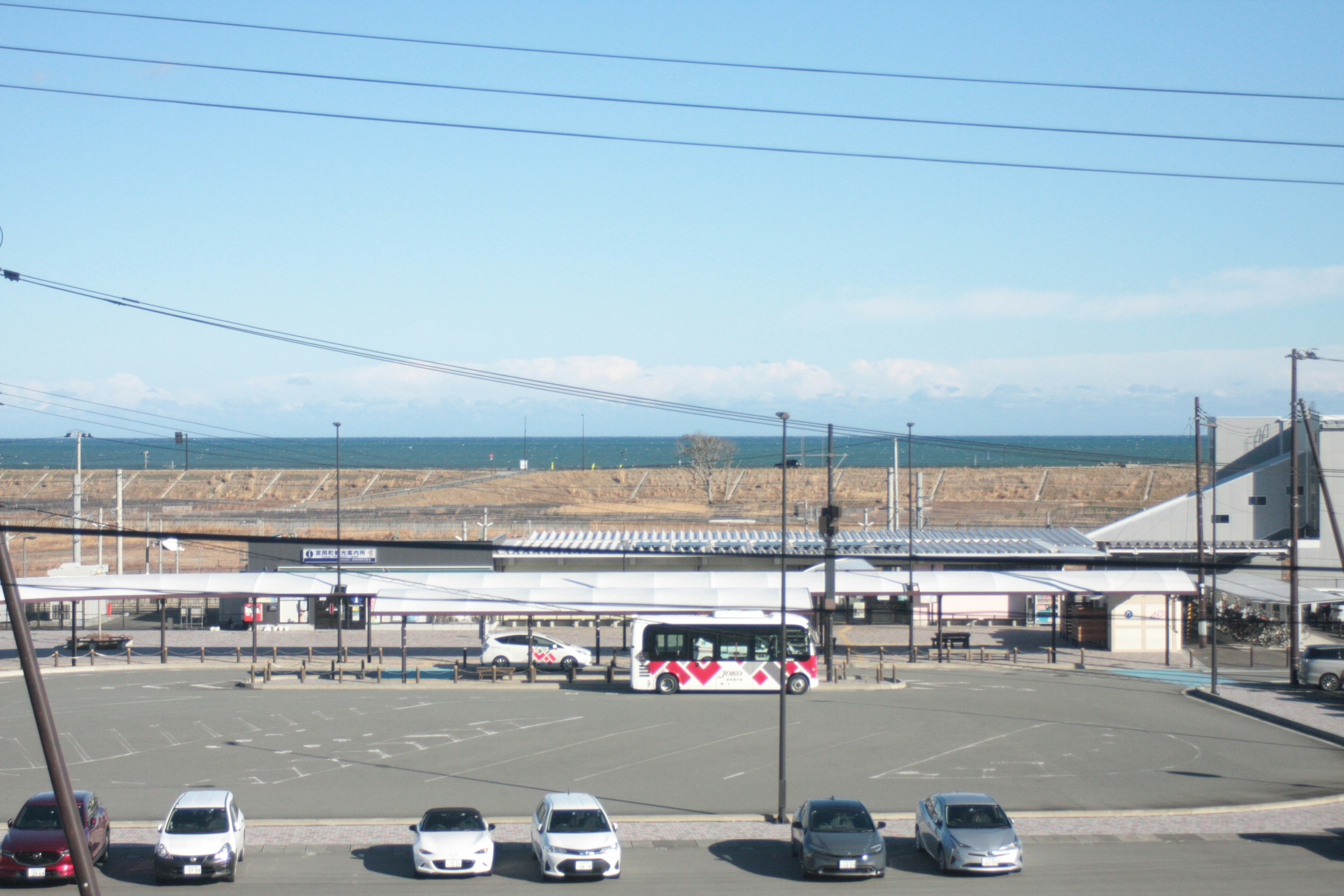 Parkplatz mit Blick auf den Ozean und einem geparkten Bus