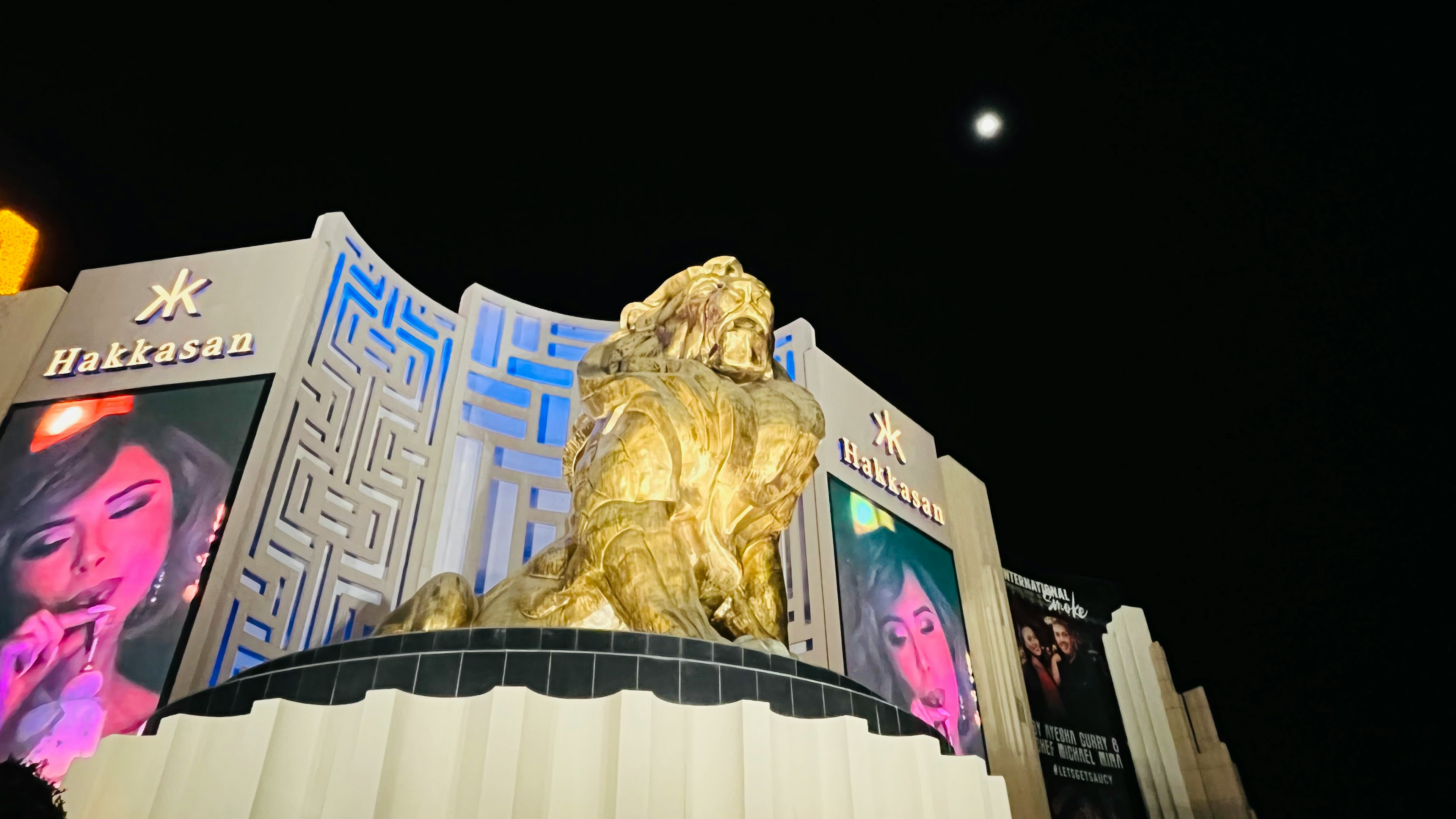 Sculpture de lion doré la nuit à l'extérieur de l'Hôtel Hollywood à Las Vegas avec une lune visible