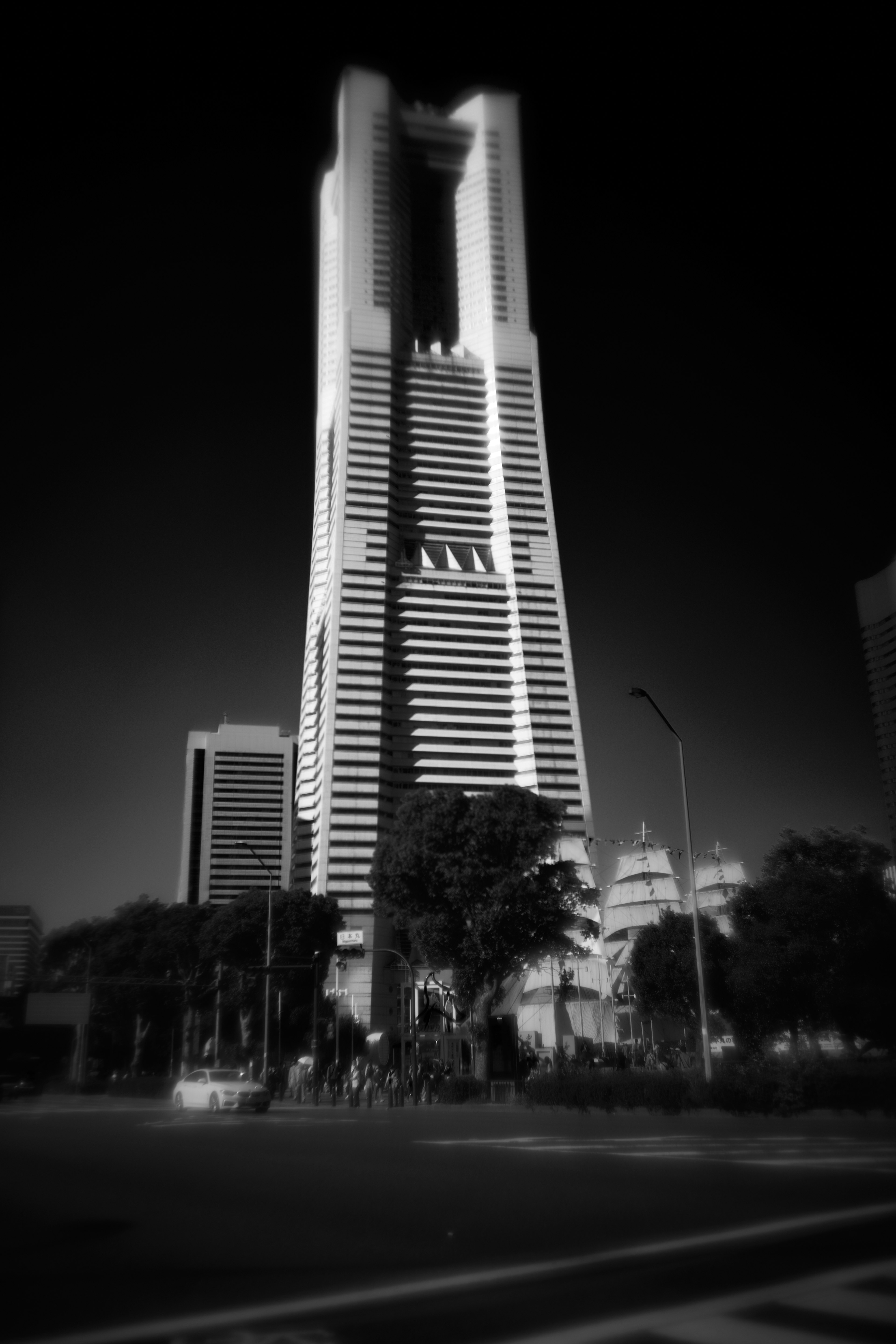 Imagen en blanco y negro de la Torre Landmark de Yokohama que muestra el rascacielos