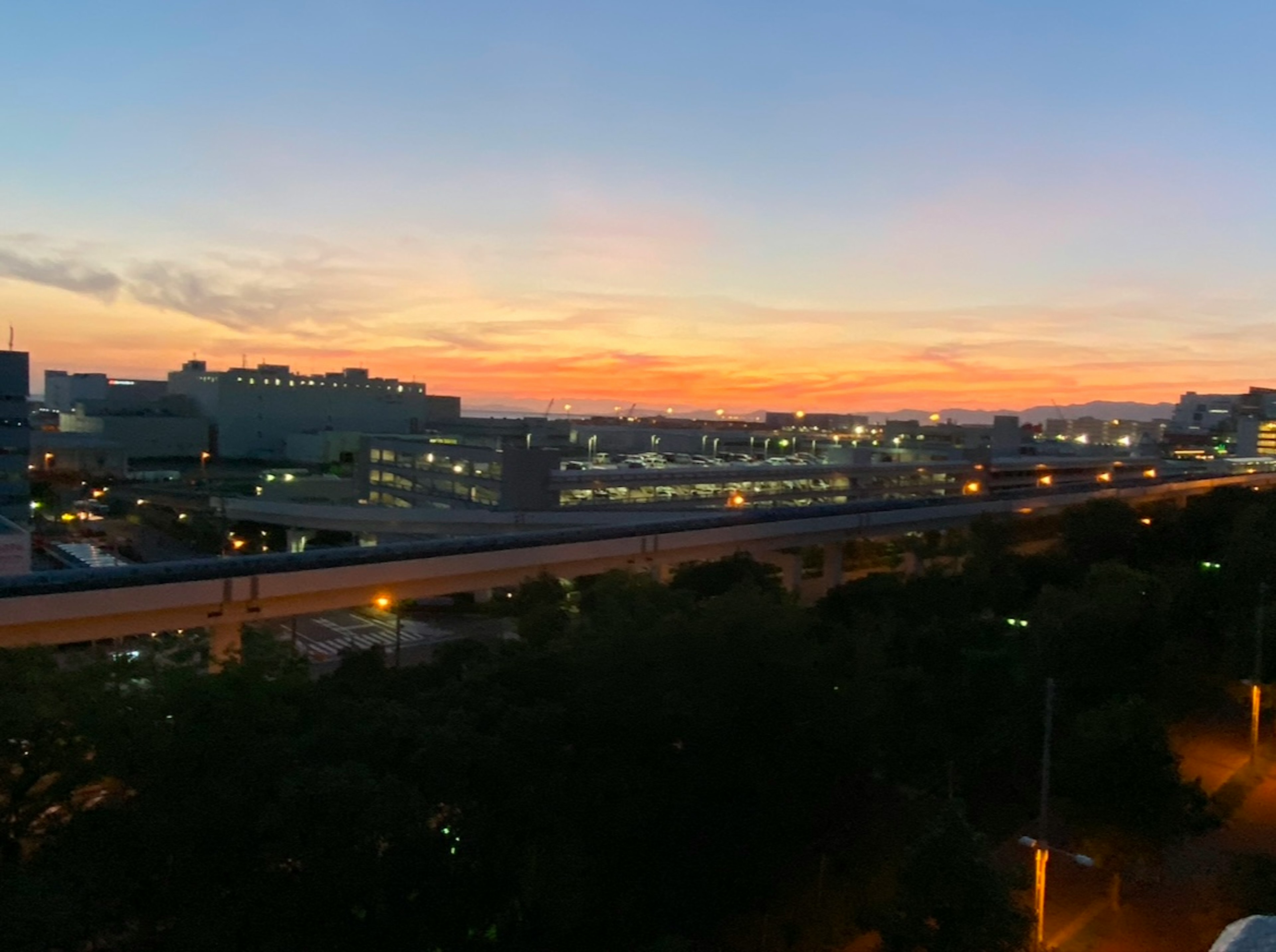 夕焼けの空を背景にした都市の風景と建物のシルエット