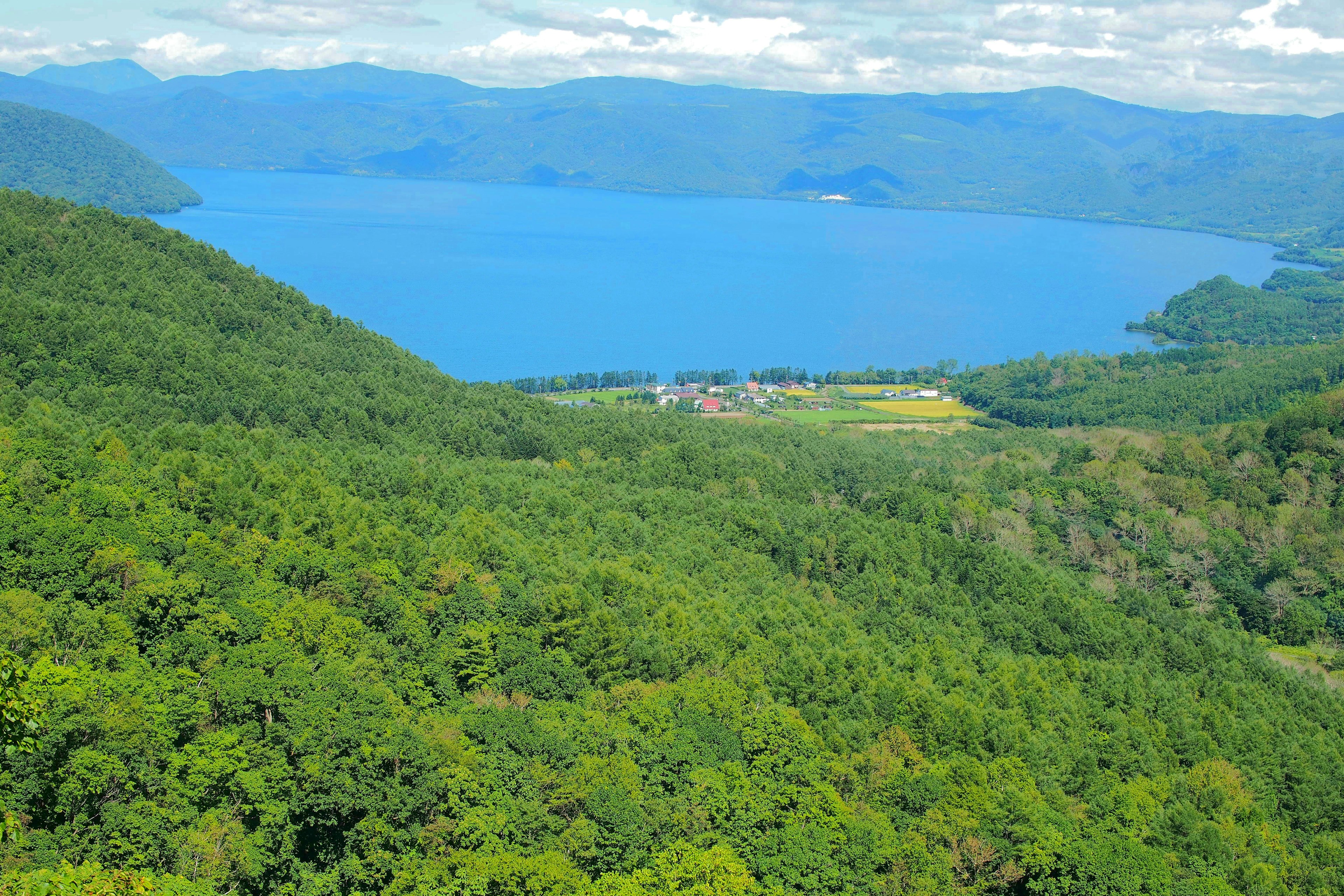 緑豊かな山々と青い湖の美しい風景