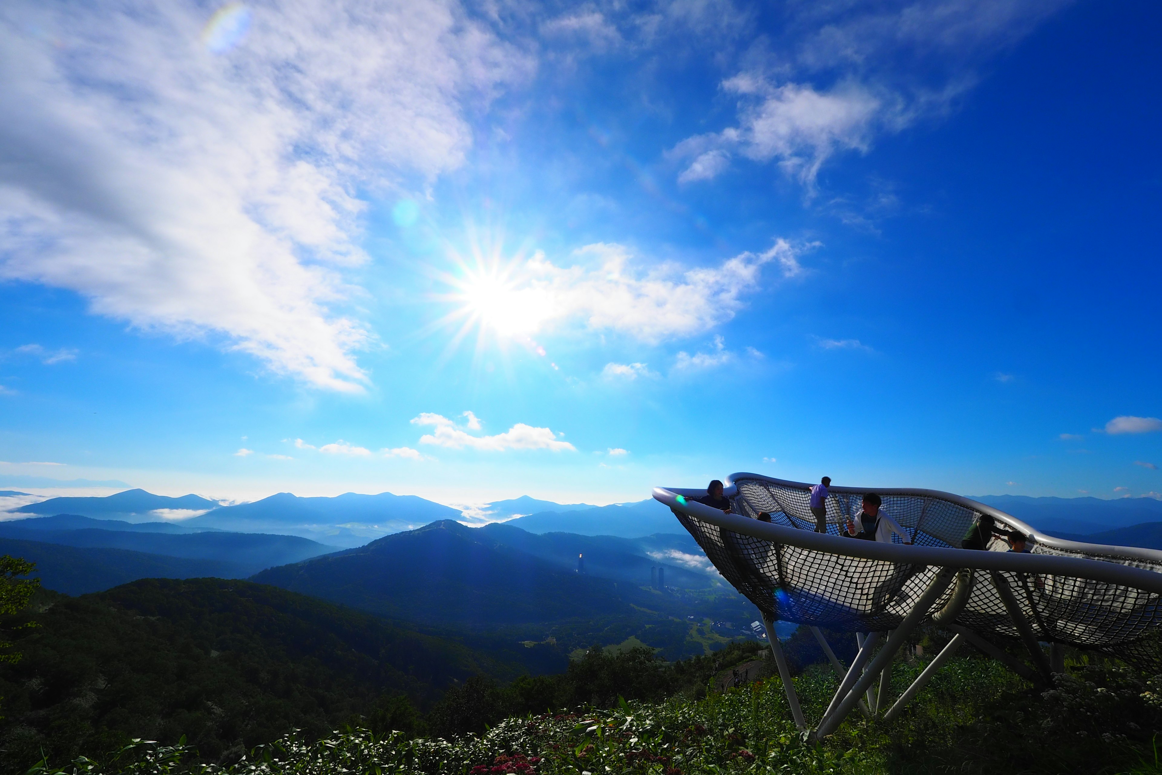 Landschaftsansicht eines großen Bootes mit Bergen und blauem Himmel