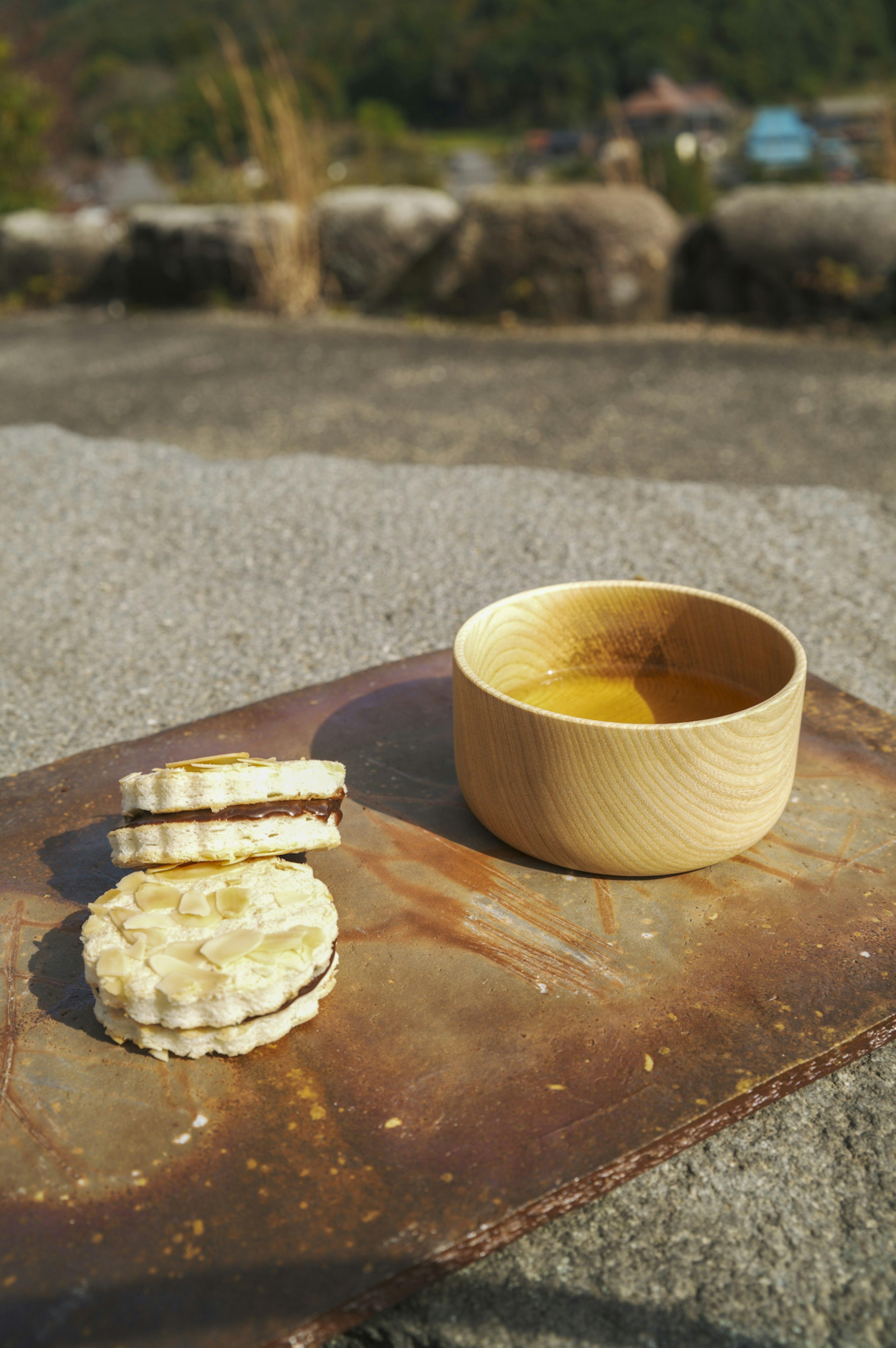 木製のボウルにスープとクッキーが並べられた風景