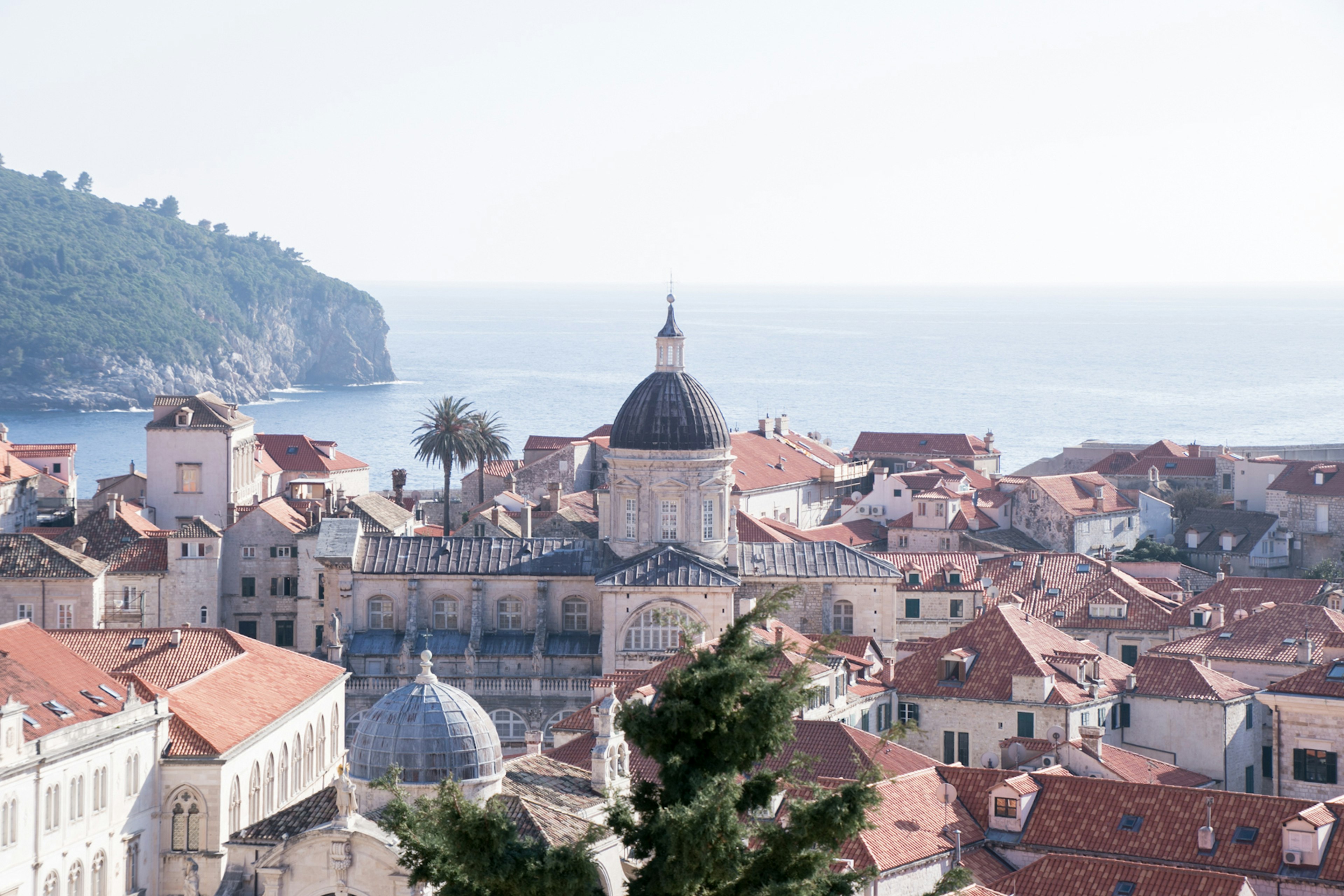 Vue panoramique de Dubrovnik montrant des bâtiments à toit rouge et un paysage côtier