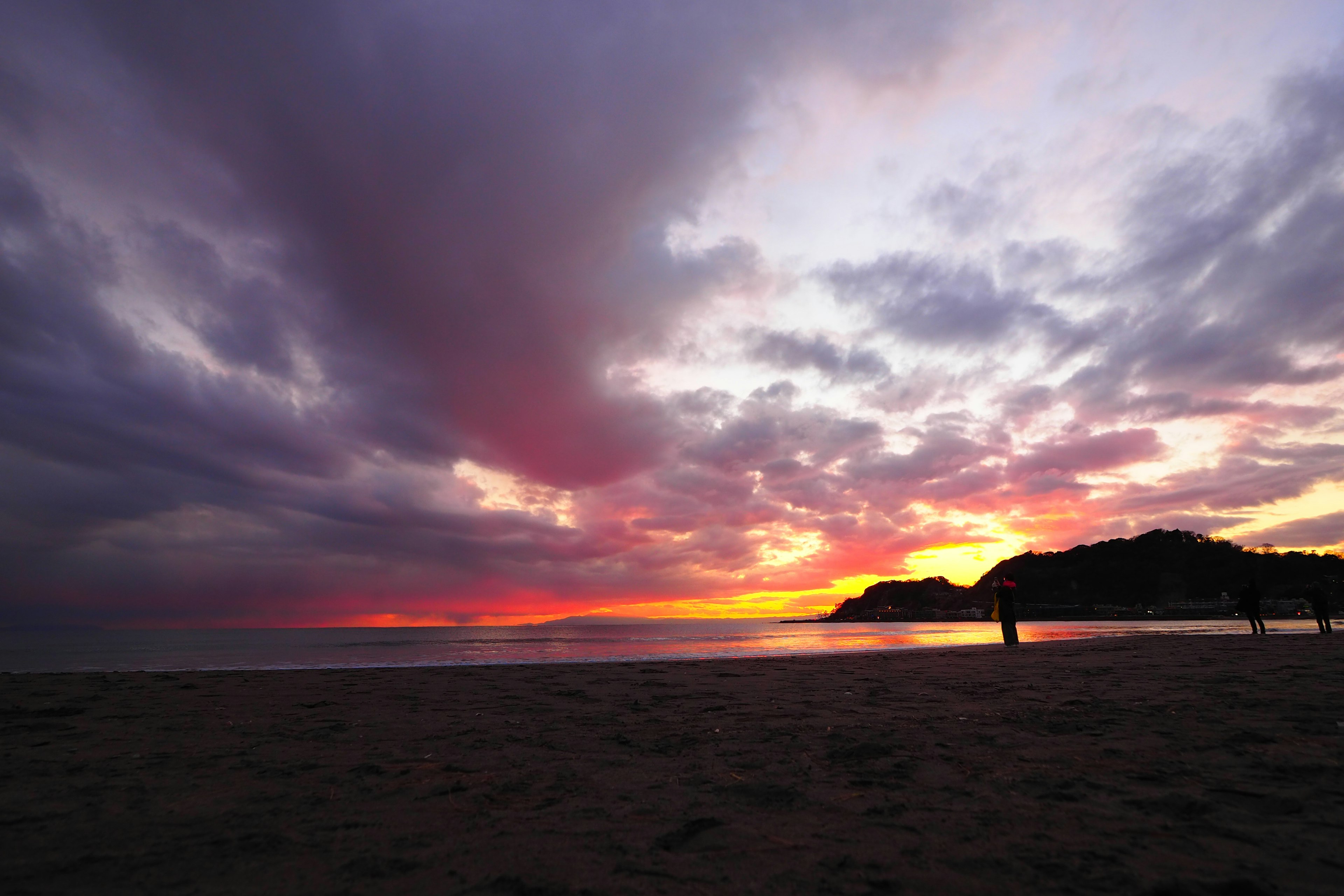 Paesaggio di spiaggia con colori vivaci del tramonto