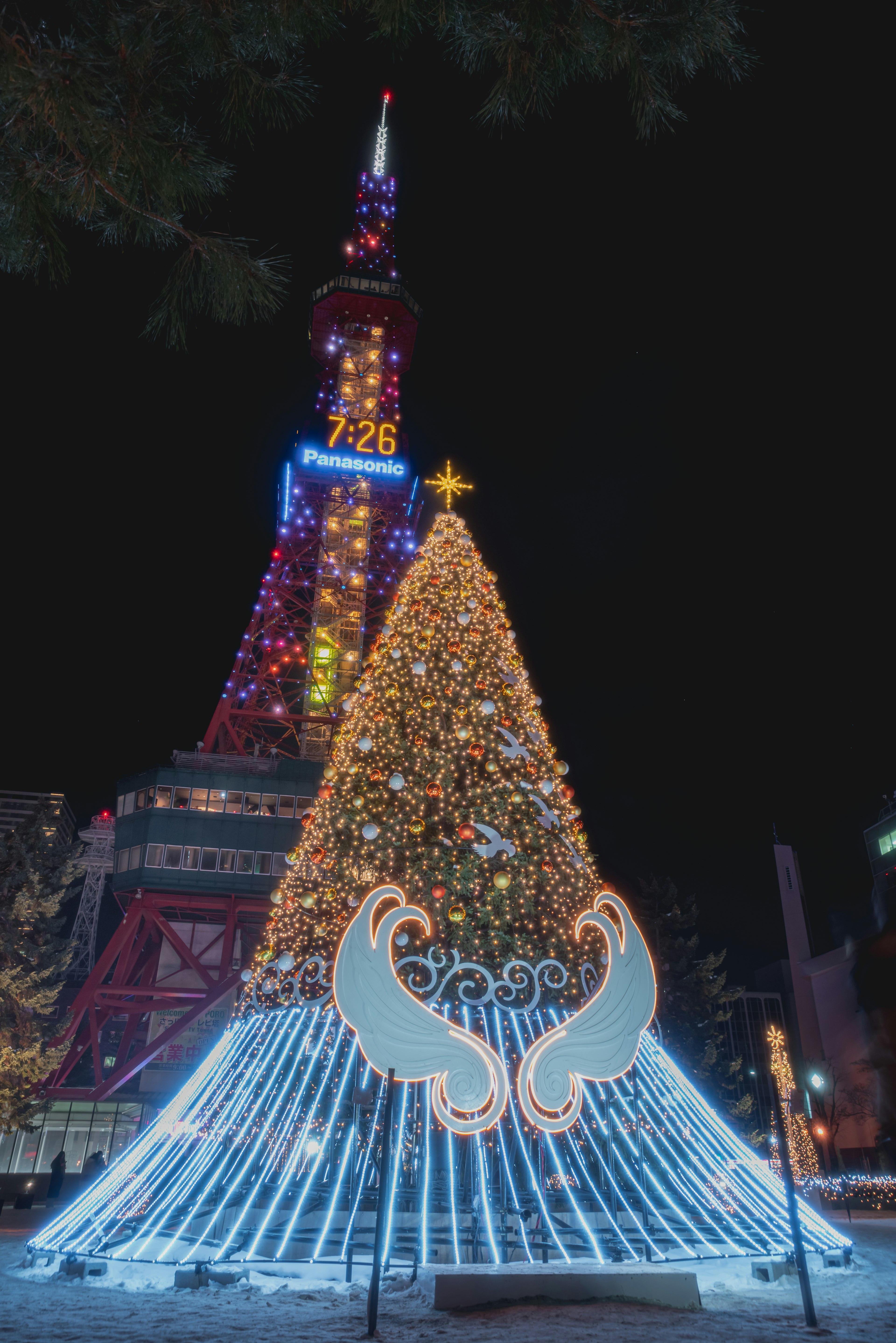 東京タワーの前に立つ美しいクリスマスツリーの装飾と夜のライトアップ