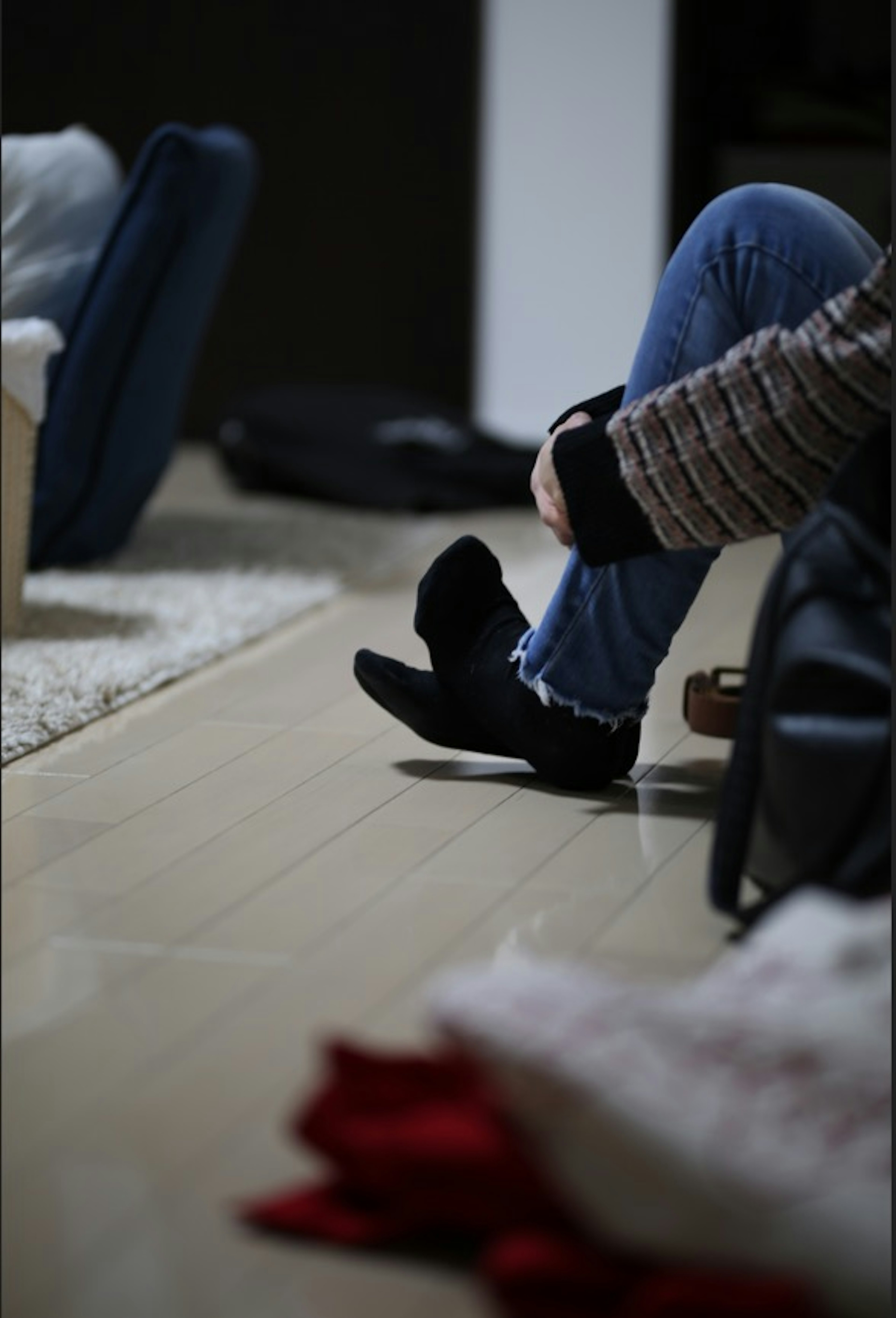 Vista de los pies de una persona sentada en una sala de estar