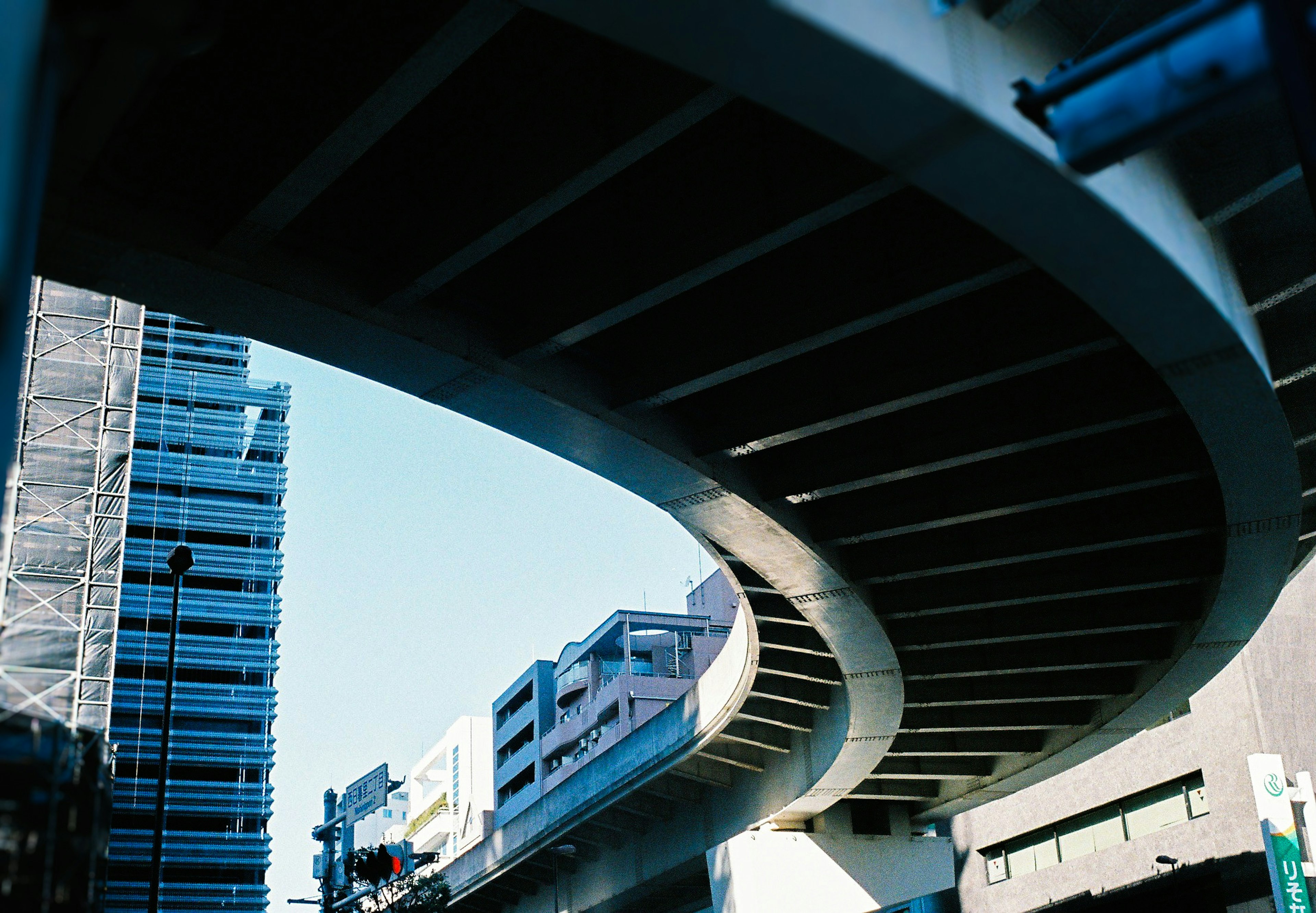 Paisaje urbano con un paso elevado curvado