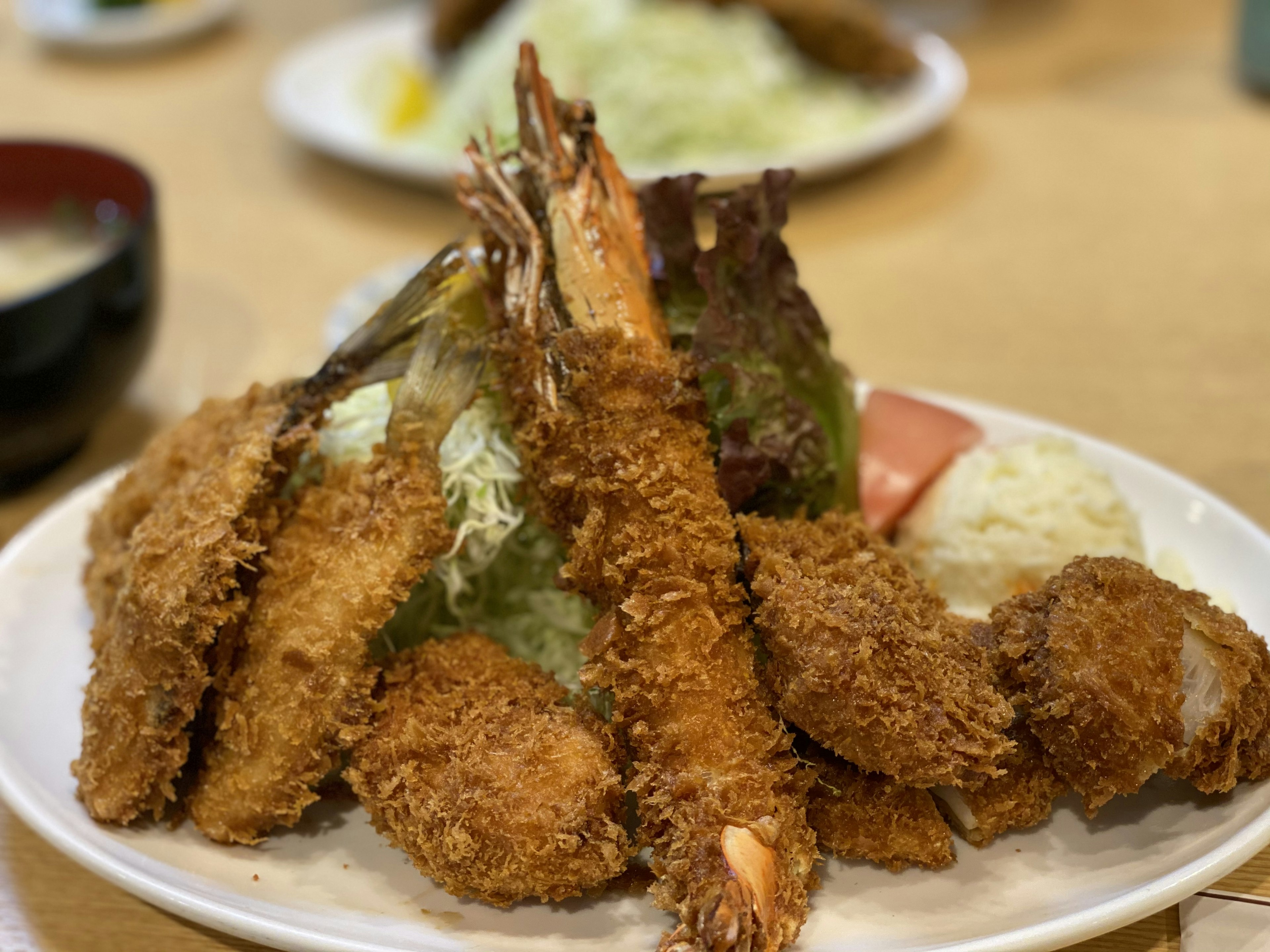 Piatto con una varietà di gamberi fritti e cotoletta