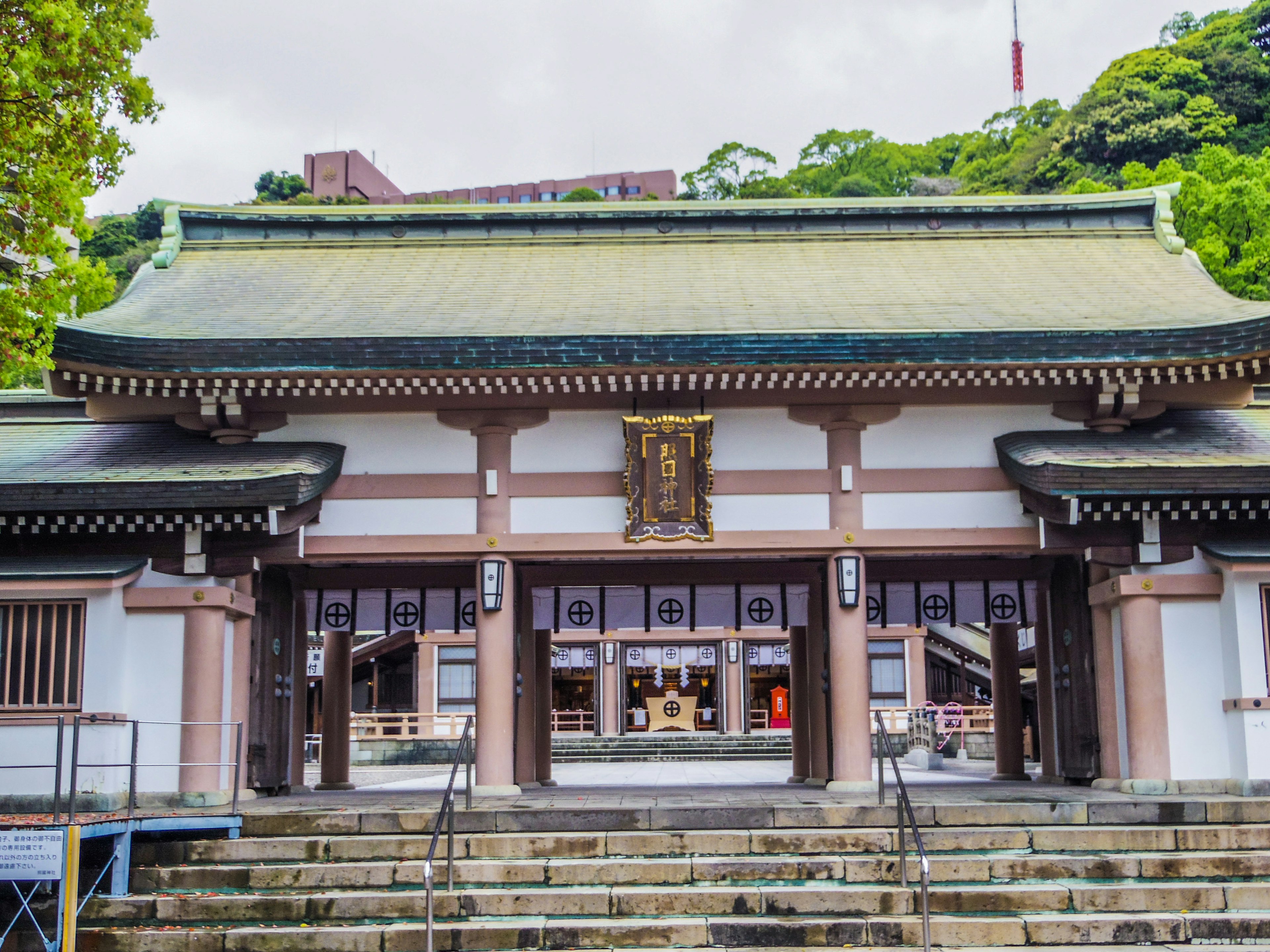 Eingang eines schönen japanischen Schreins mit traditionellem architektonischen Stil