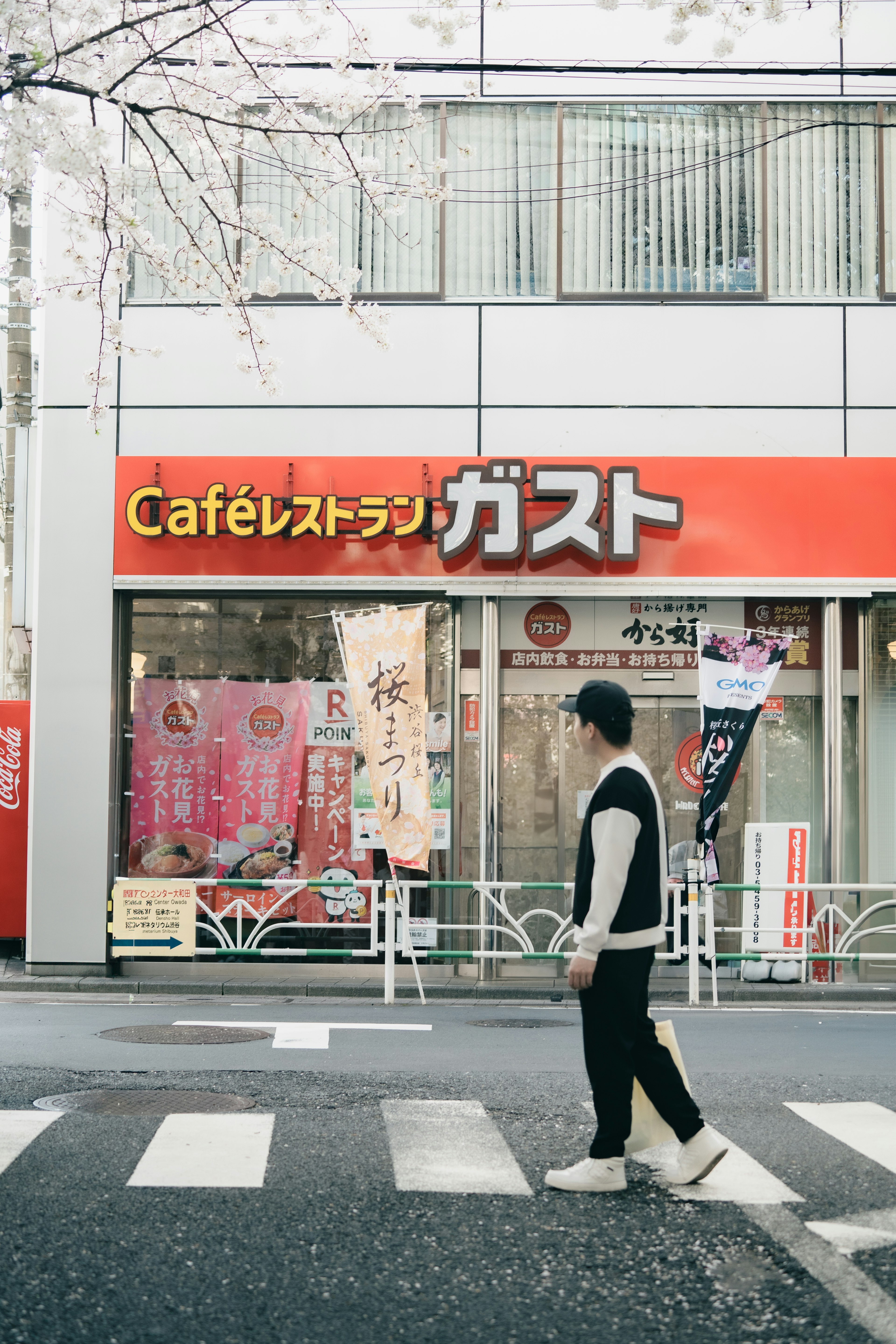 Homme marchant devant le Café Restaurant Gusto