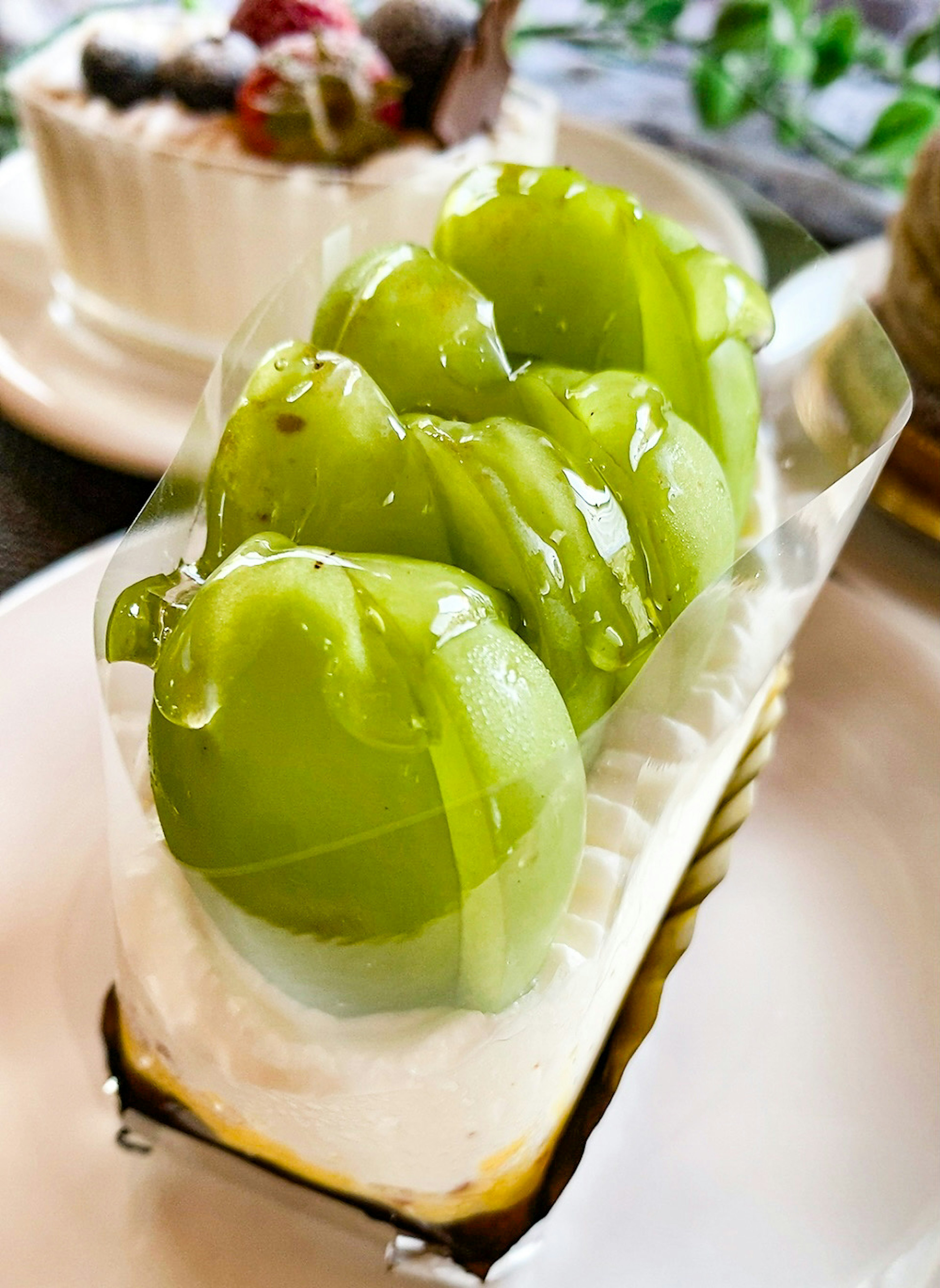 Cream cake topped with green fruit