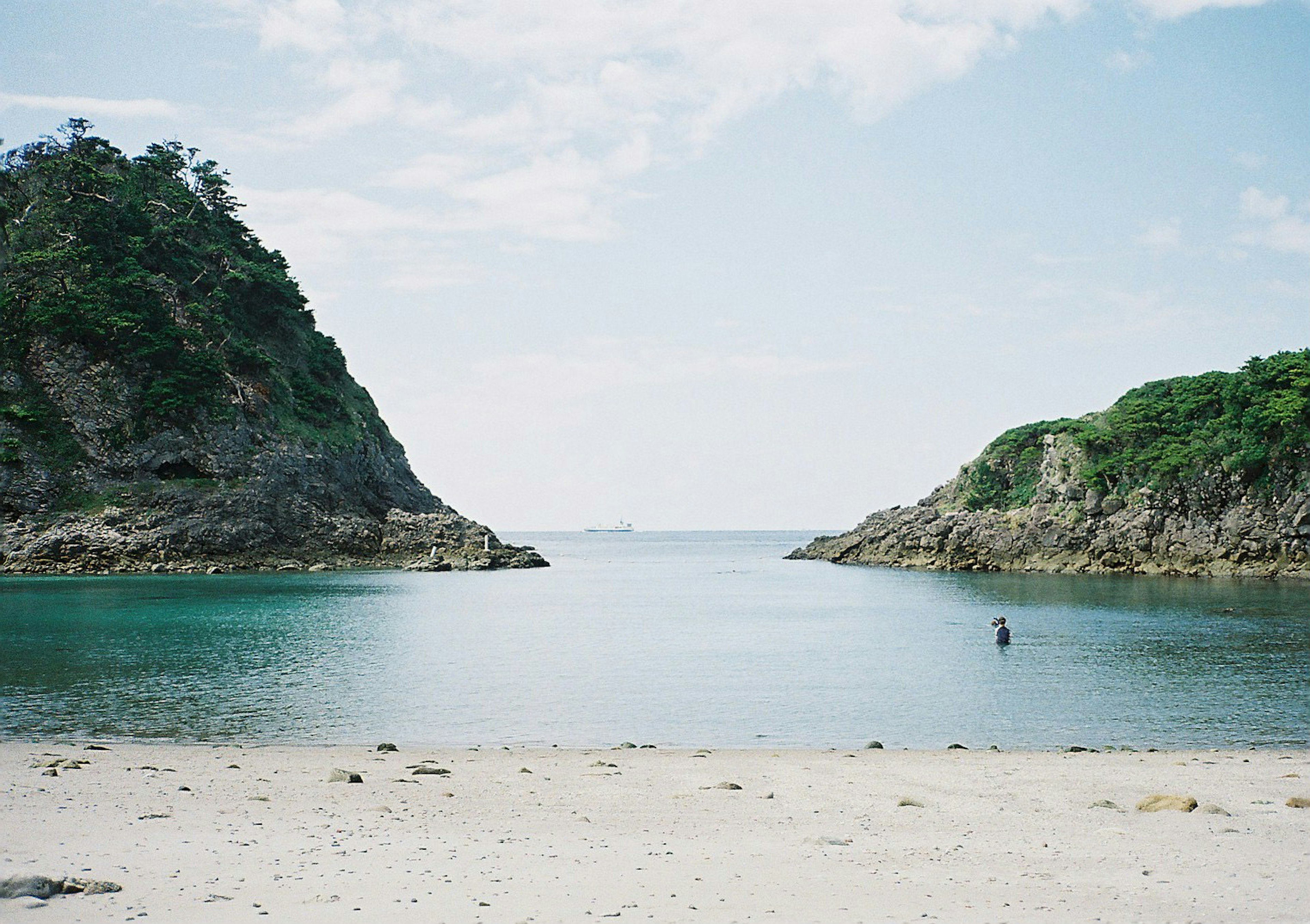 穏やかな海に囲まれた入り江の風景