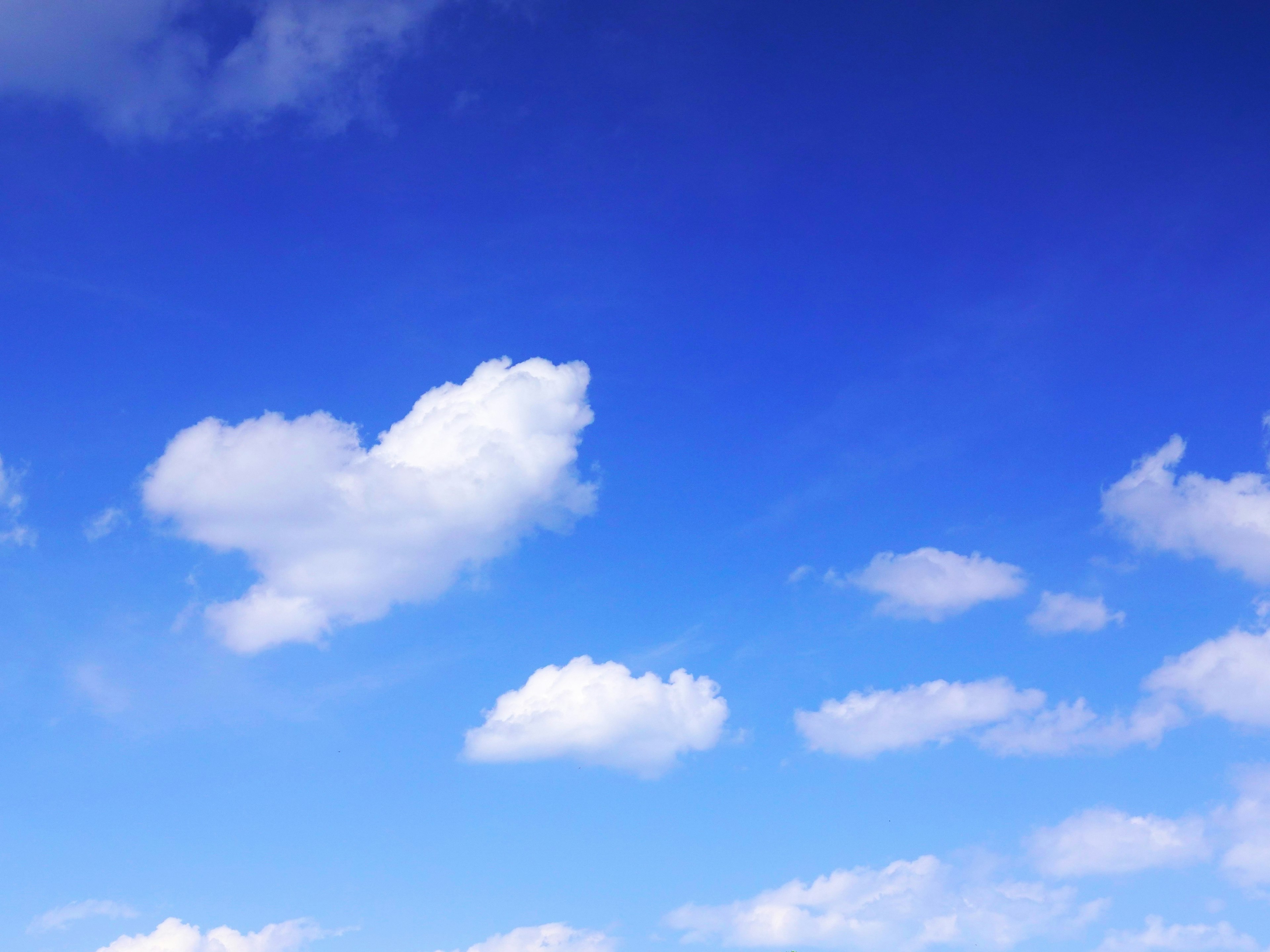 Un paesaggio di nuvole bianche che fluttuano in un cielo blu