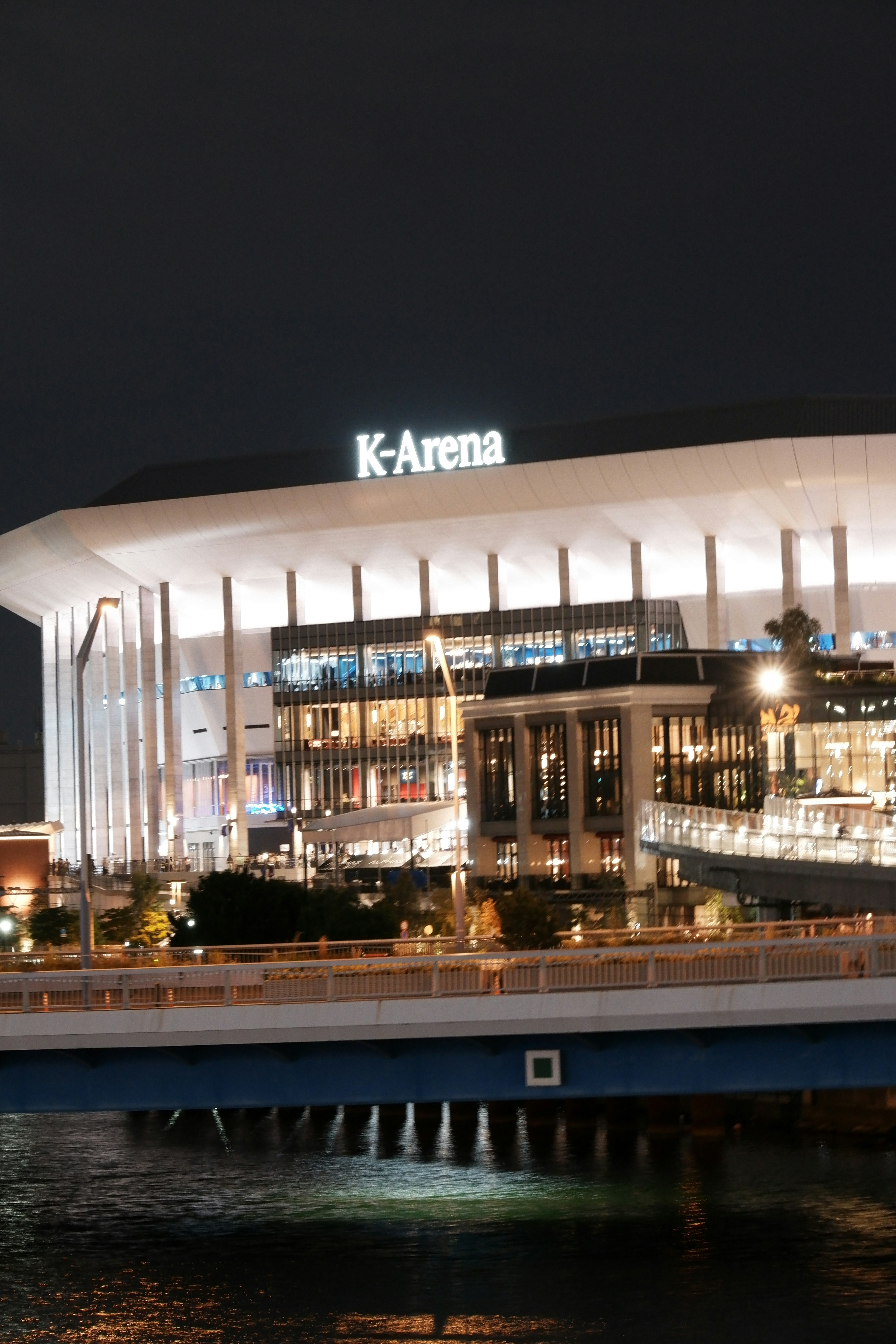 K-Arena de nuit avec un éclairage lumineux et une architecture moderne