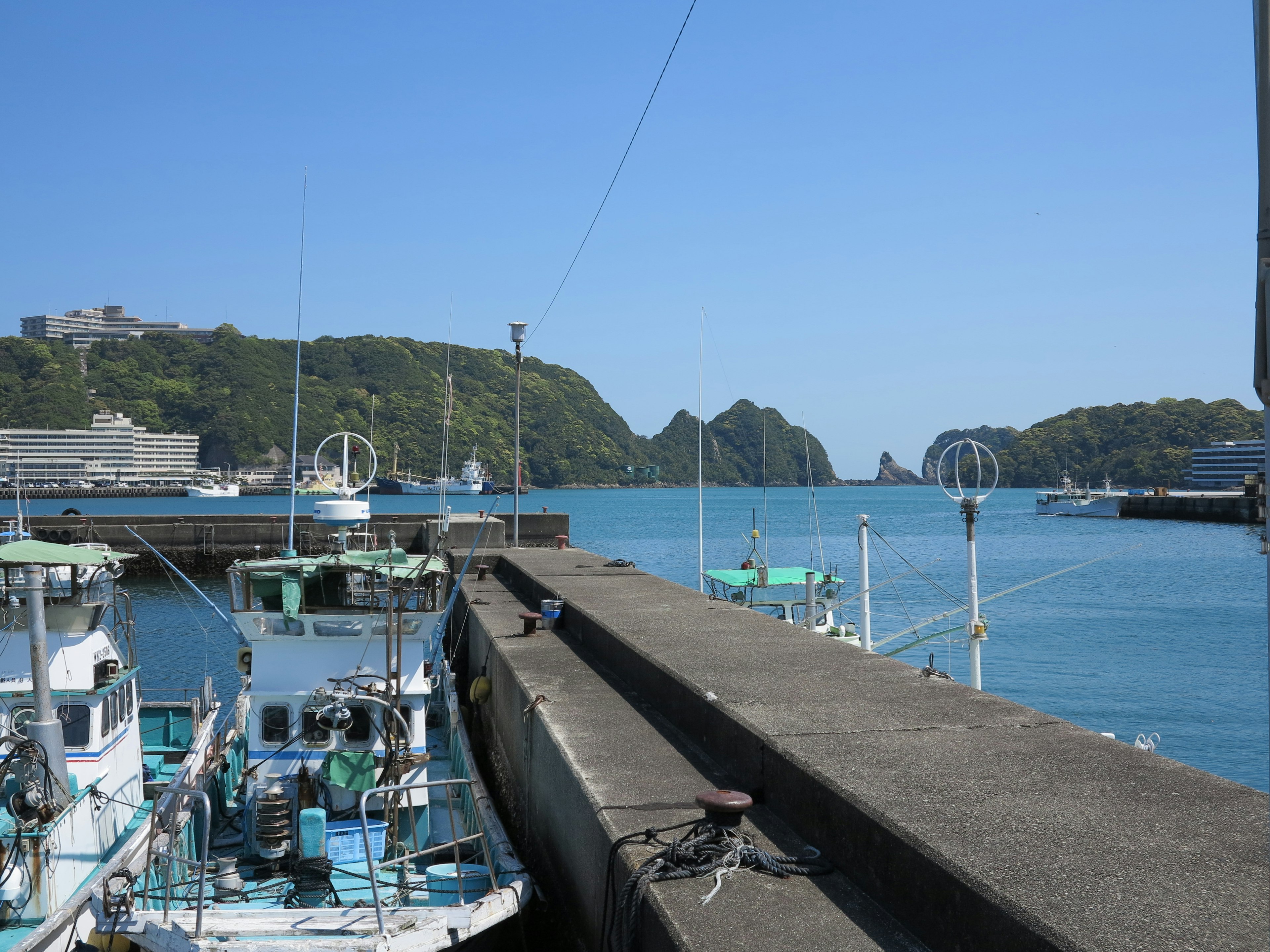 Vista del puerto con barcos de pesca y mar azul