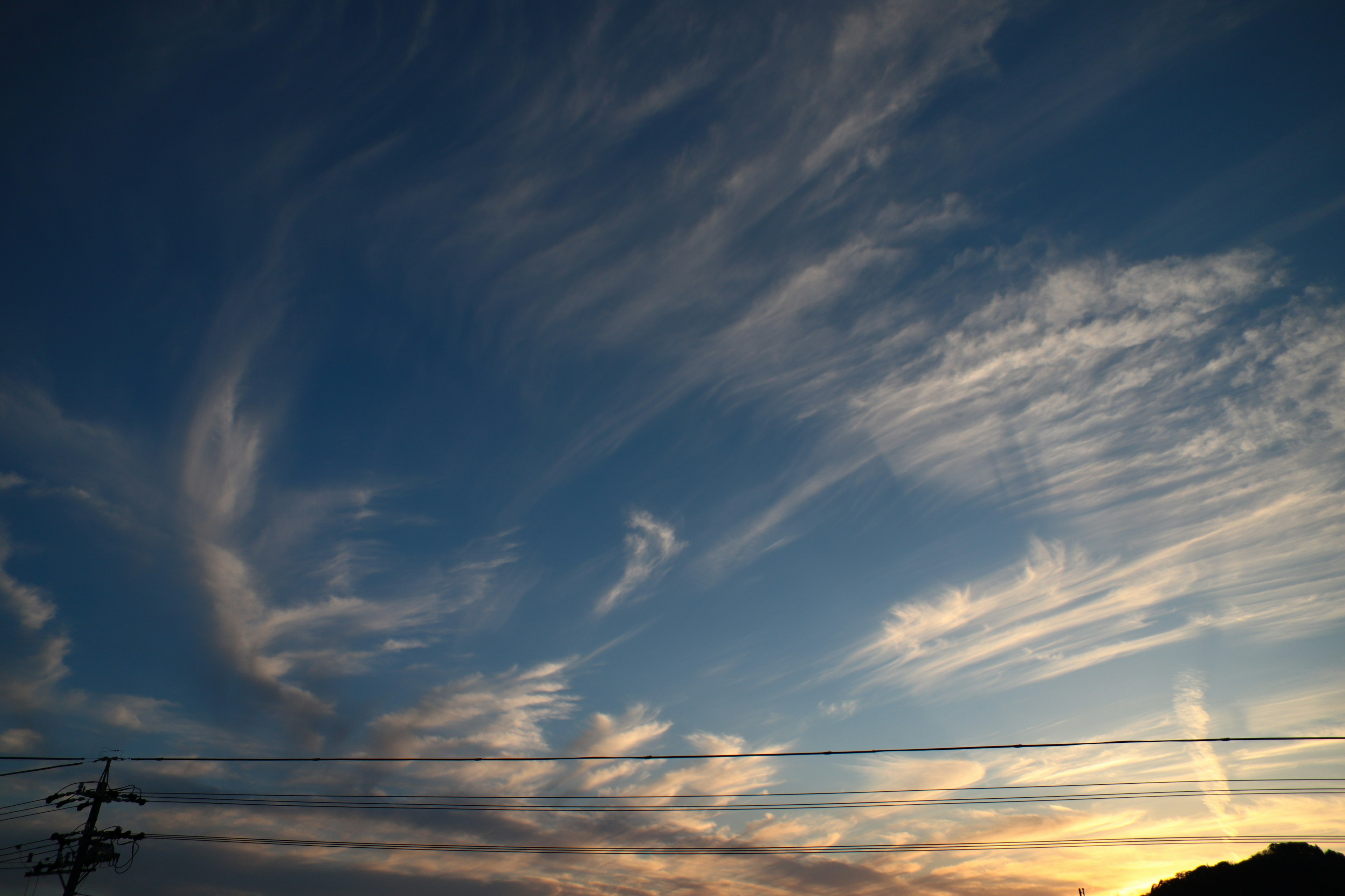 青い空に白い雲が広がる夕暮れの風景