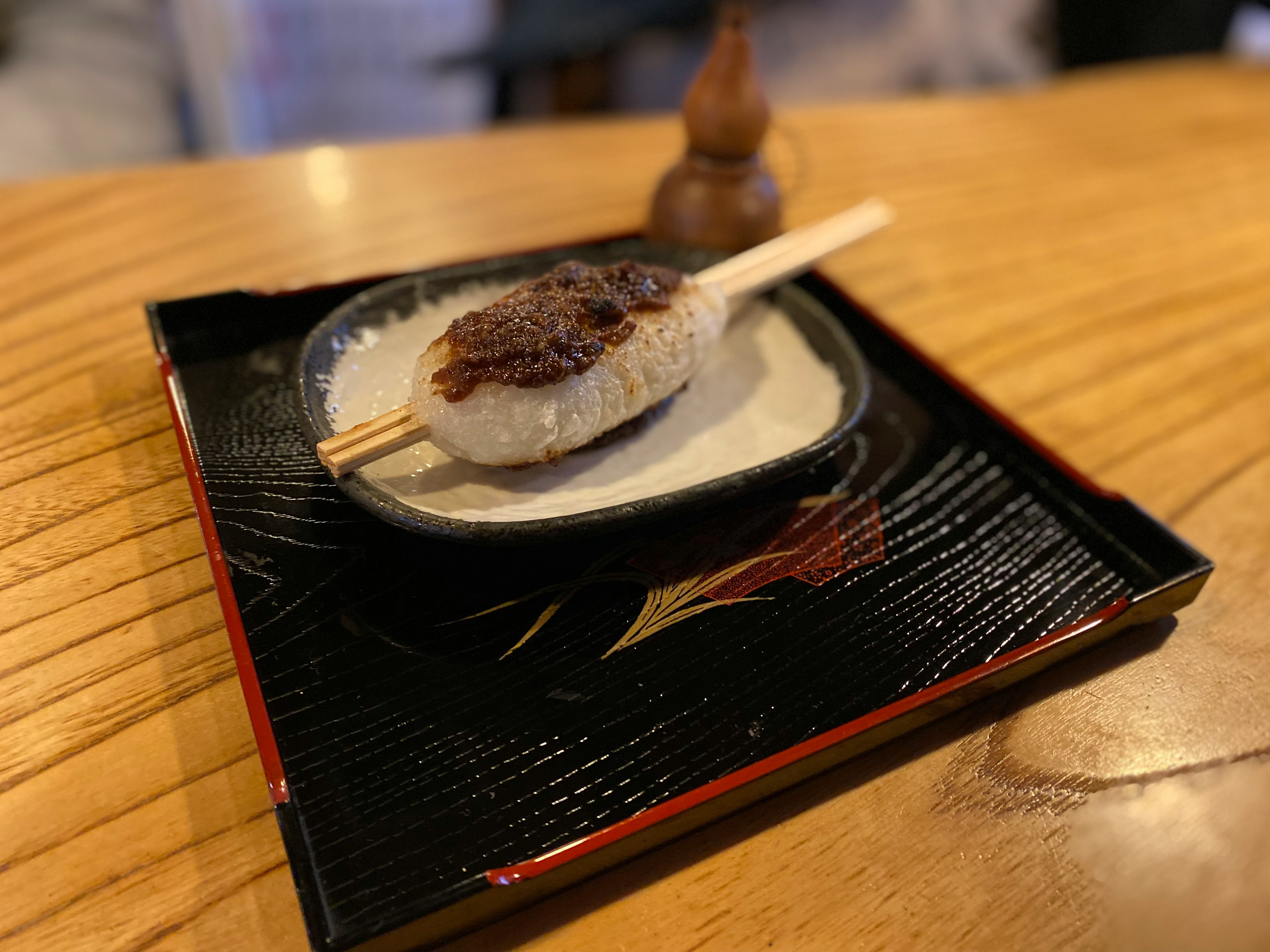 小皿に乗った甘い焼き餅と串