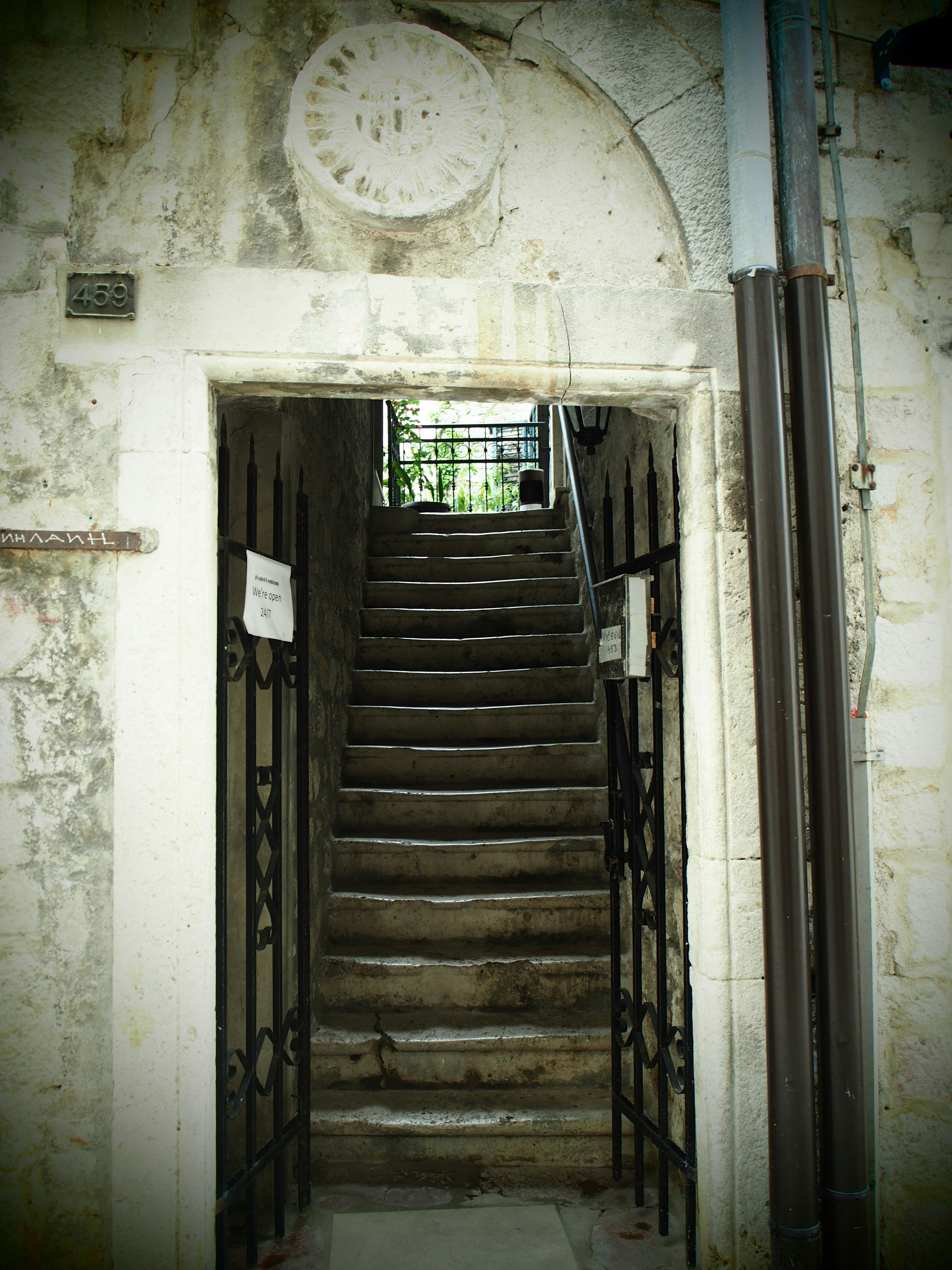 Imagen de escaleras que conducen a una puerta arqueada en un edificio antiguo