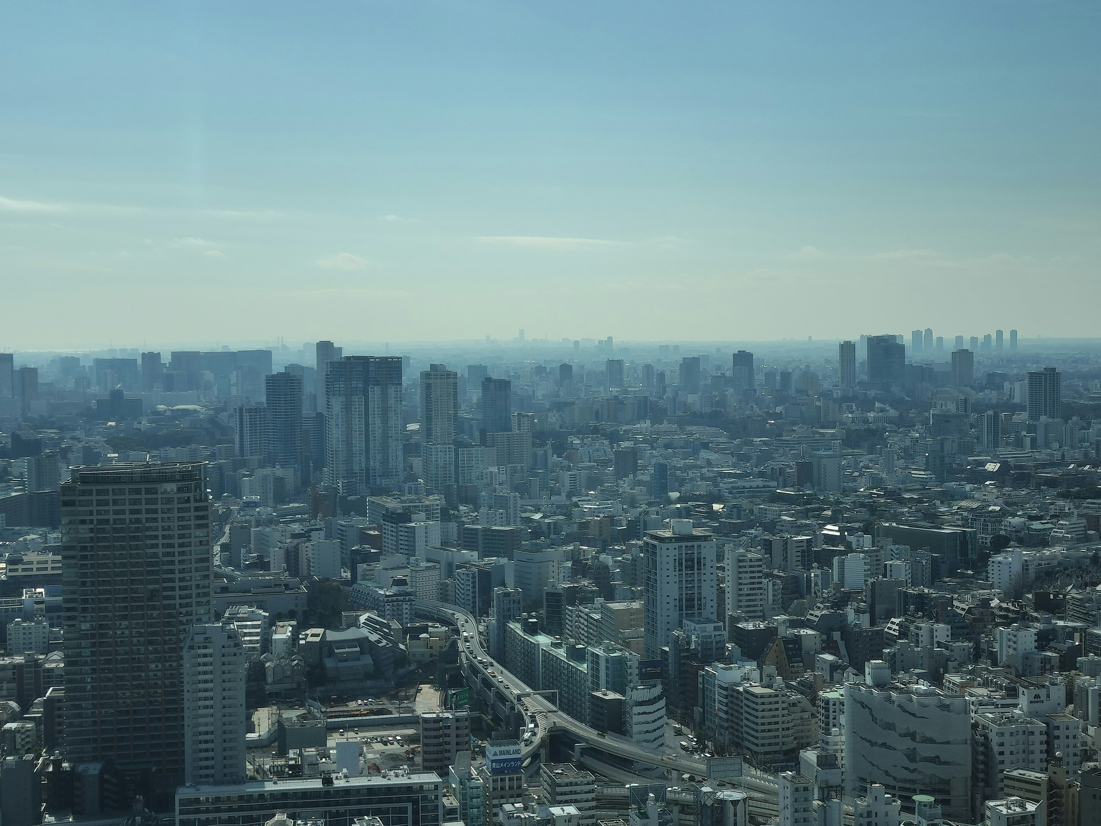 東京城市景觀的廣闊視野，高樓和住宅區交錯