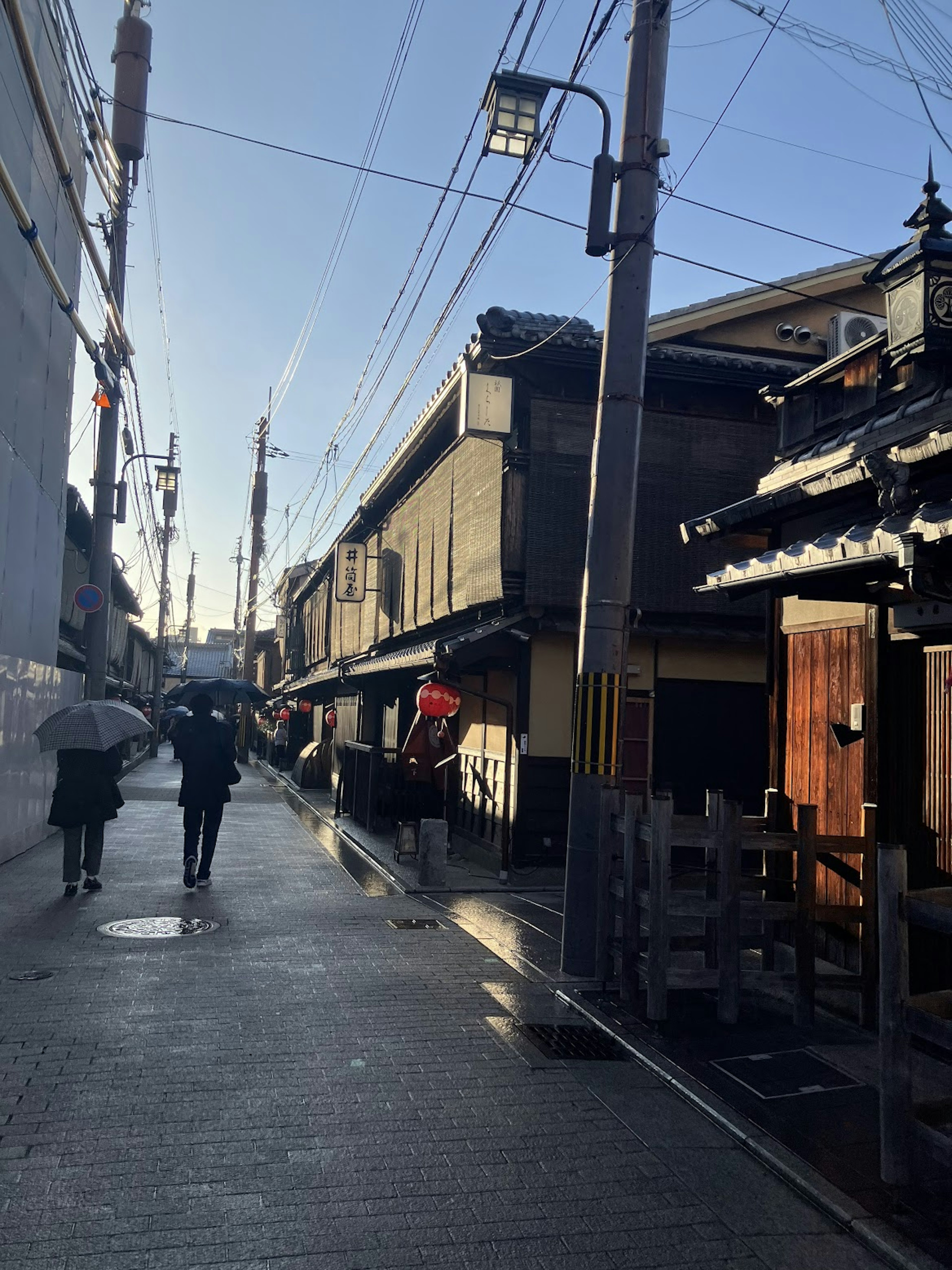 Calle tranquila con edificios tradicionales y personas caminando