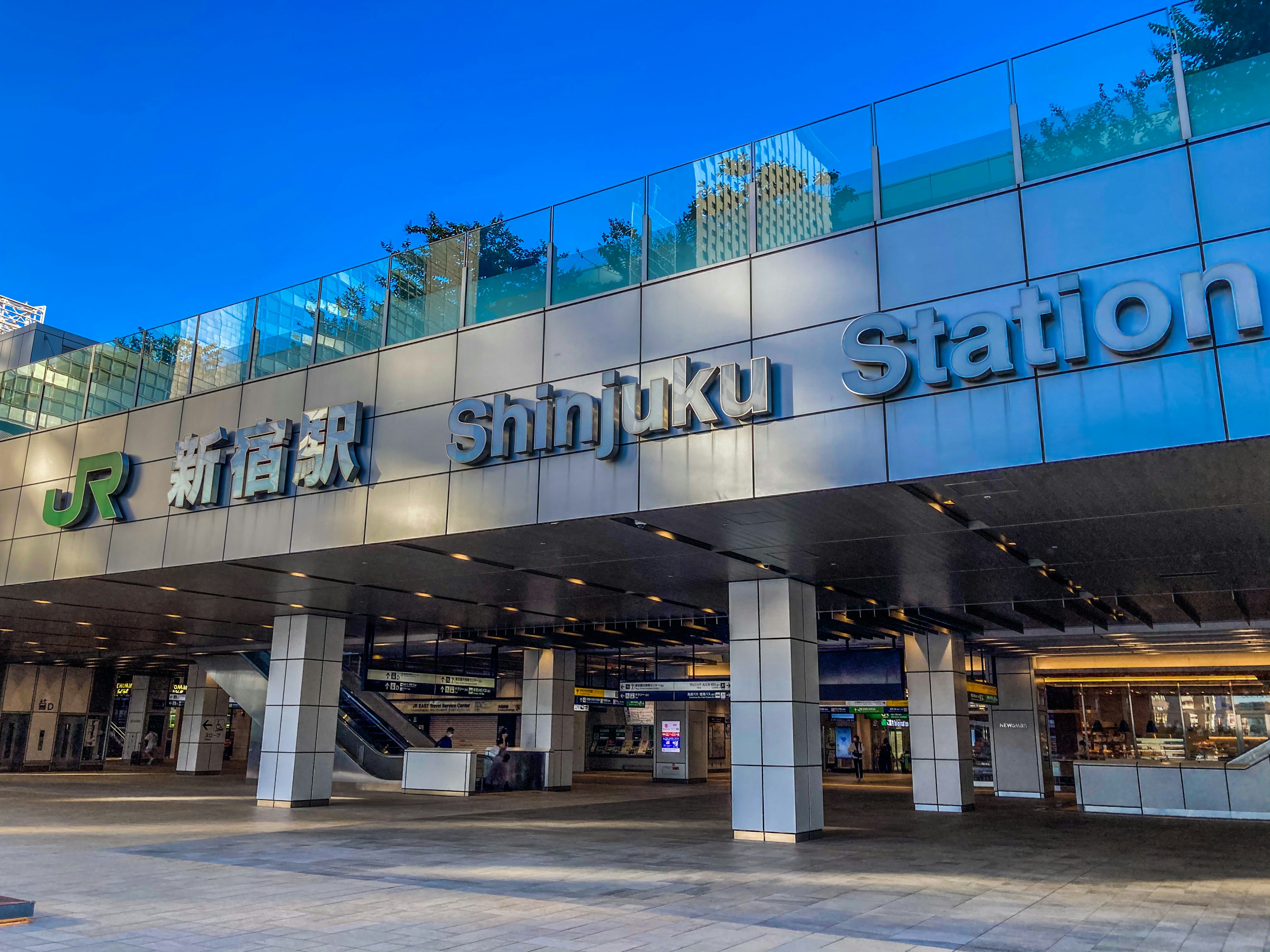 Außenansicht des Shinjuku-Bahnhofs mit auffälliger Beschilderung