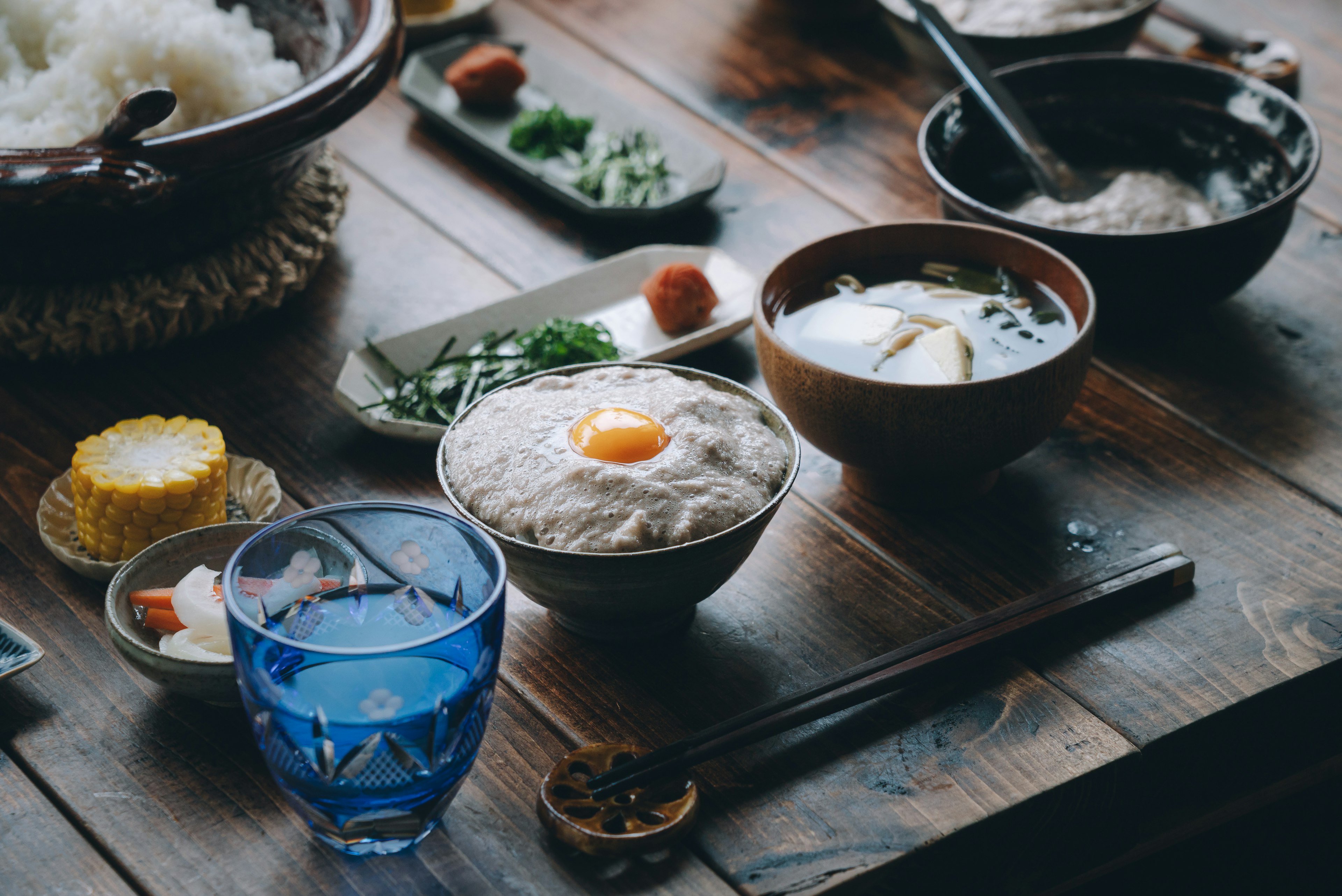 다양한 맛있는 요리가 잘 차려진 테이블 계란이 있는 밥그릇 된장국과 다양한 작은 접시들