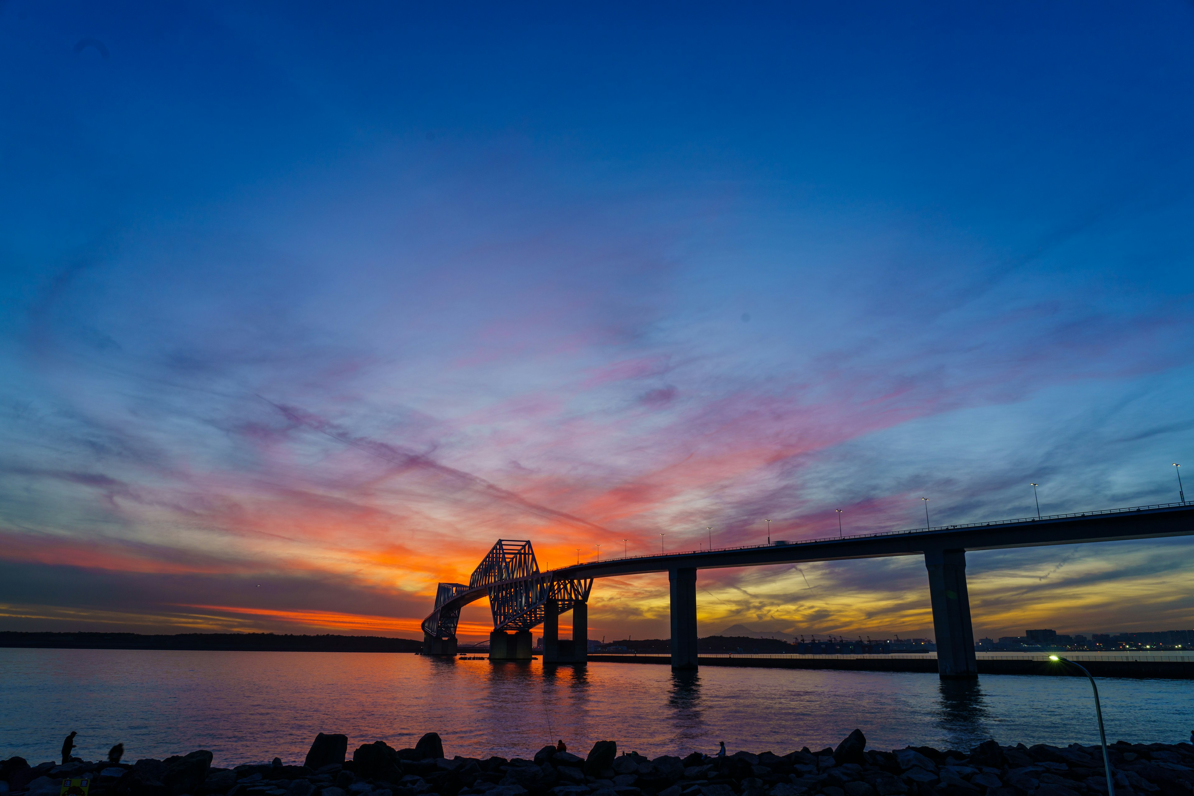 Silhouette einer Brücke vor einem lebhaften Sonnenuntergangshimmel