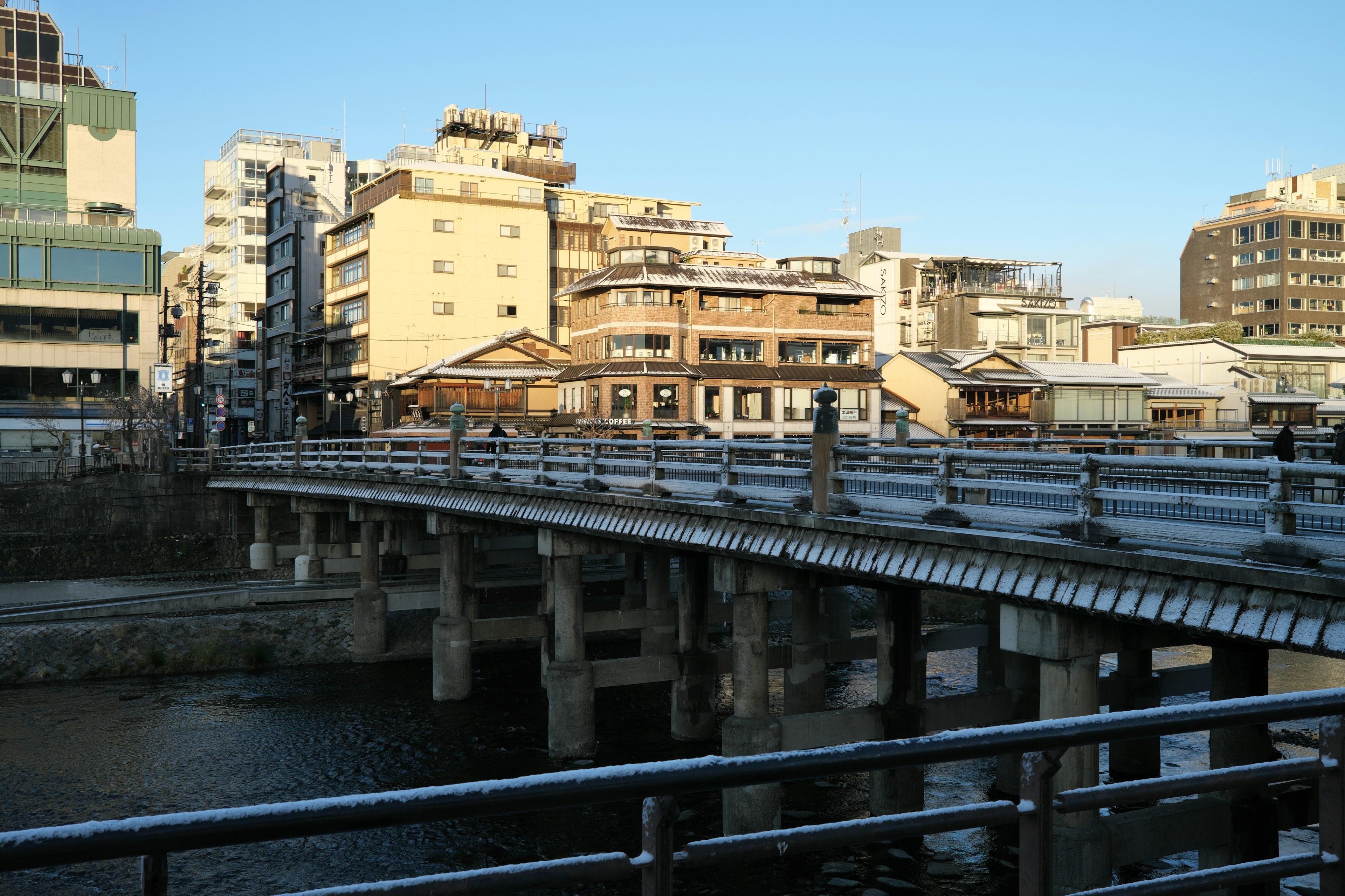 Brücke über einen Fluss mit umliegenden Gebäuden