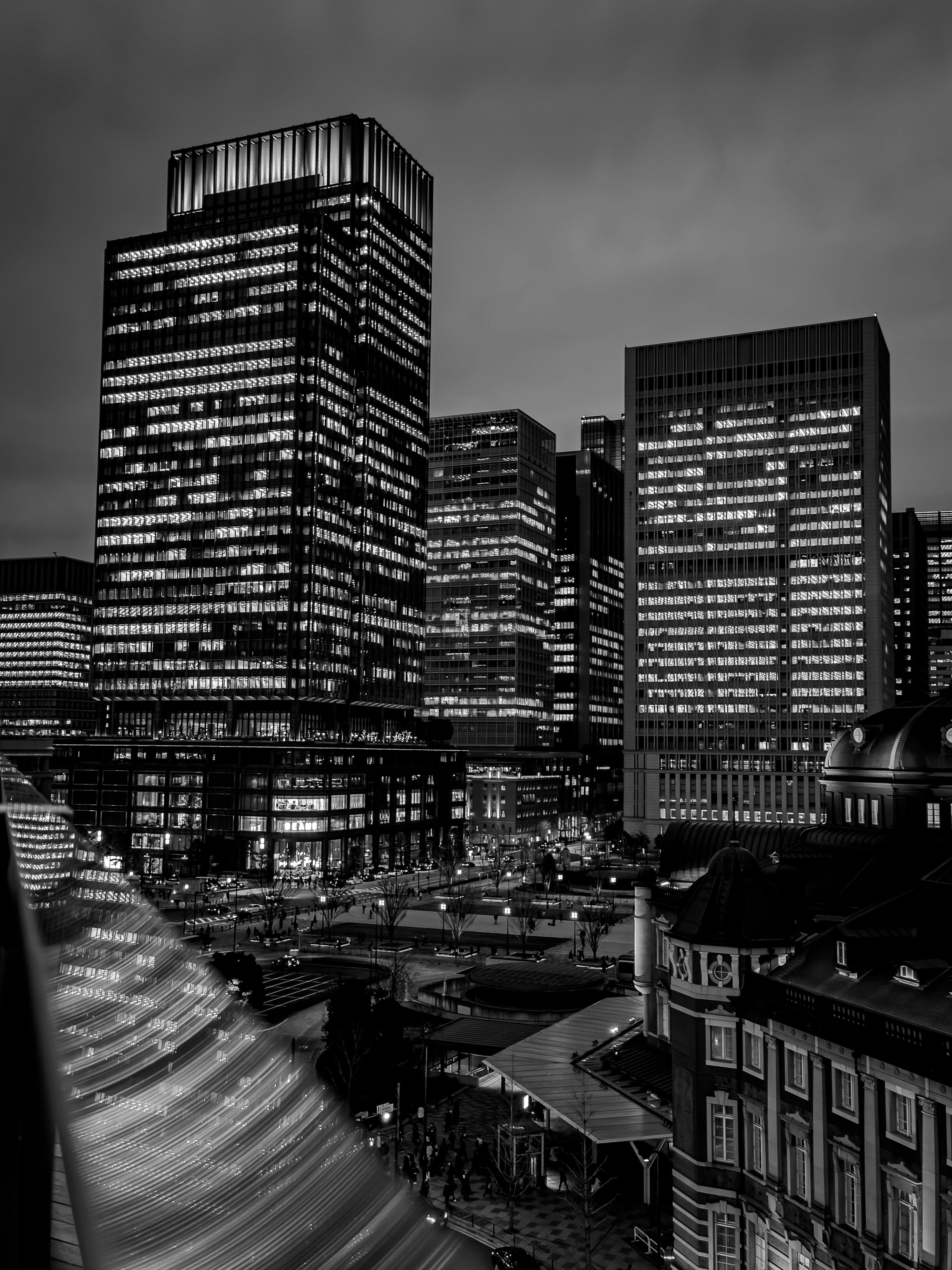 Paisaje urbano nocturno con rascacielos iluminados