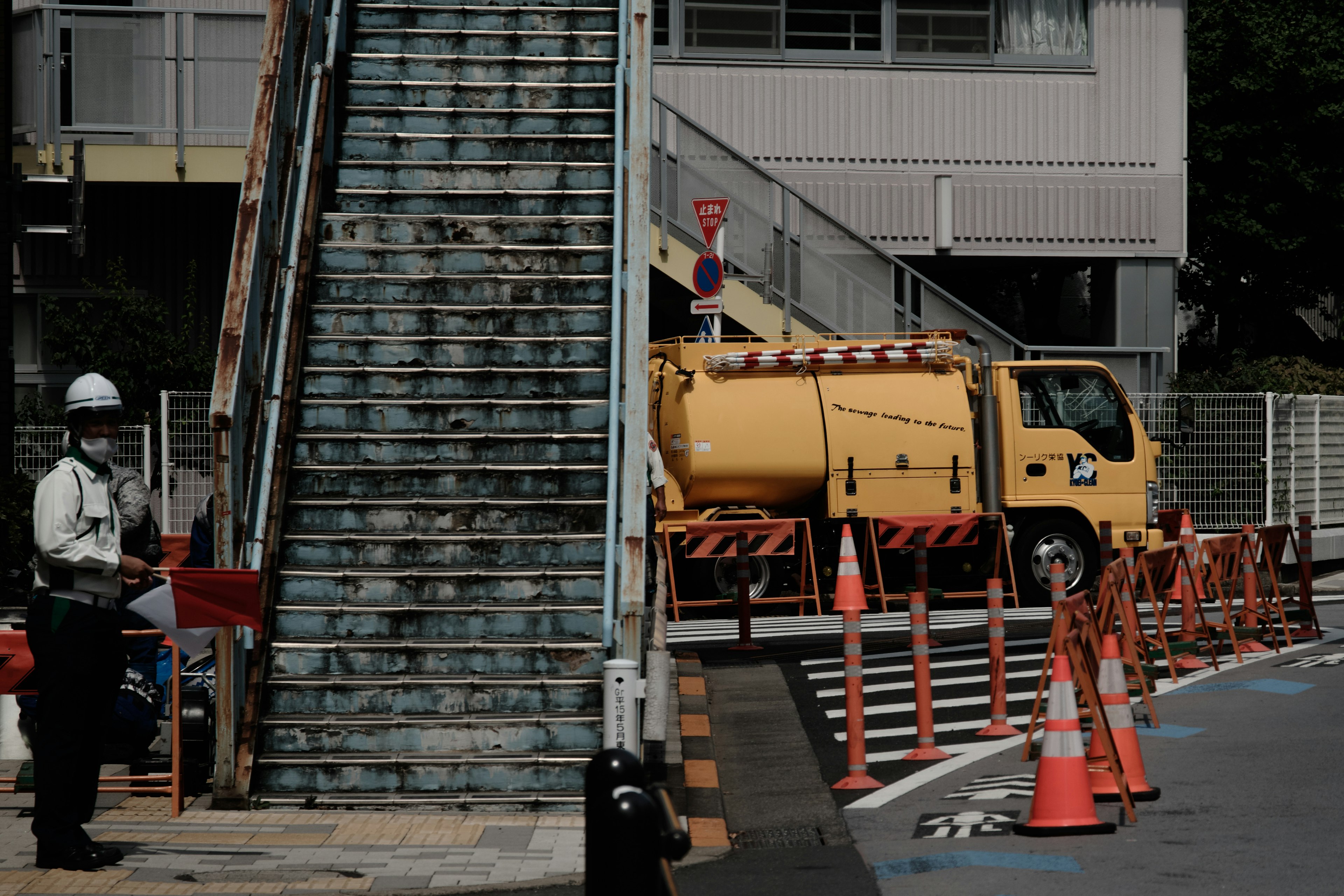 Site de construction avec un escalier et un camion jaune