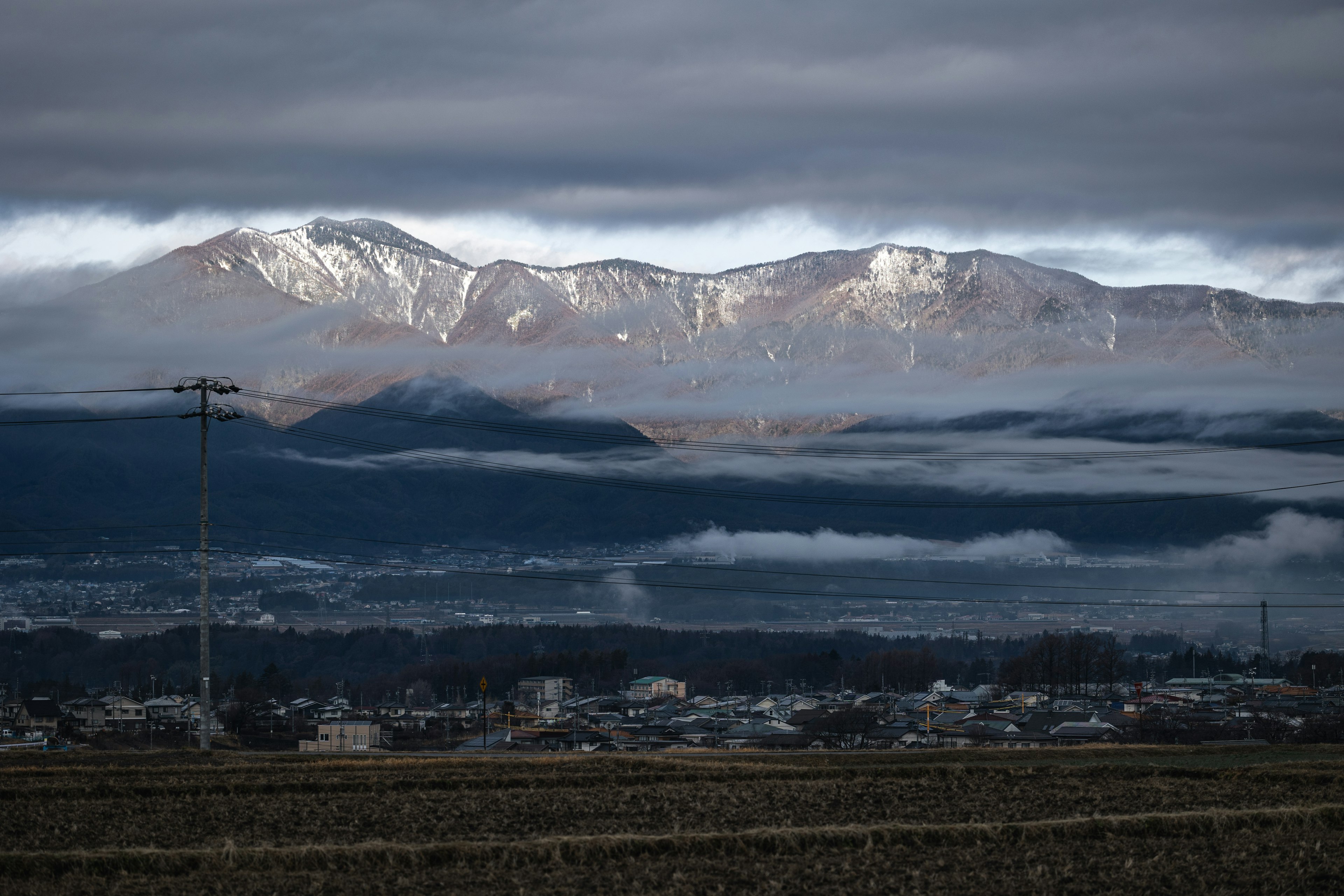 Montagnes enneigées avec une mer de nuages au premier plan