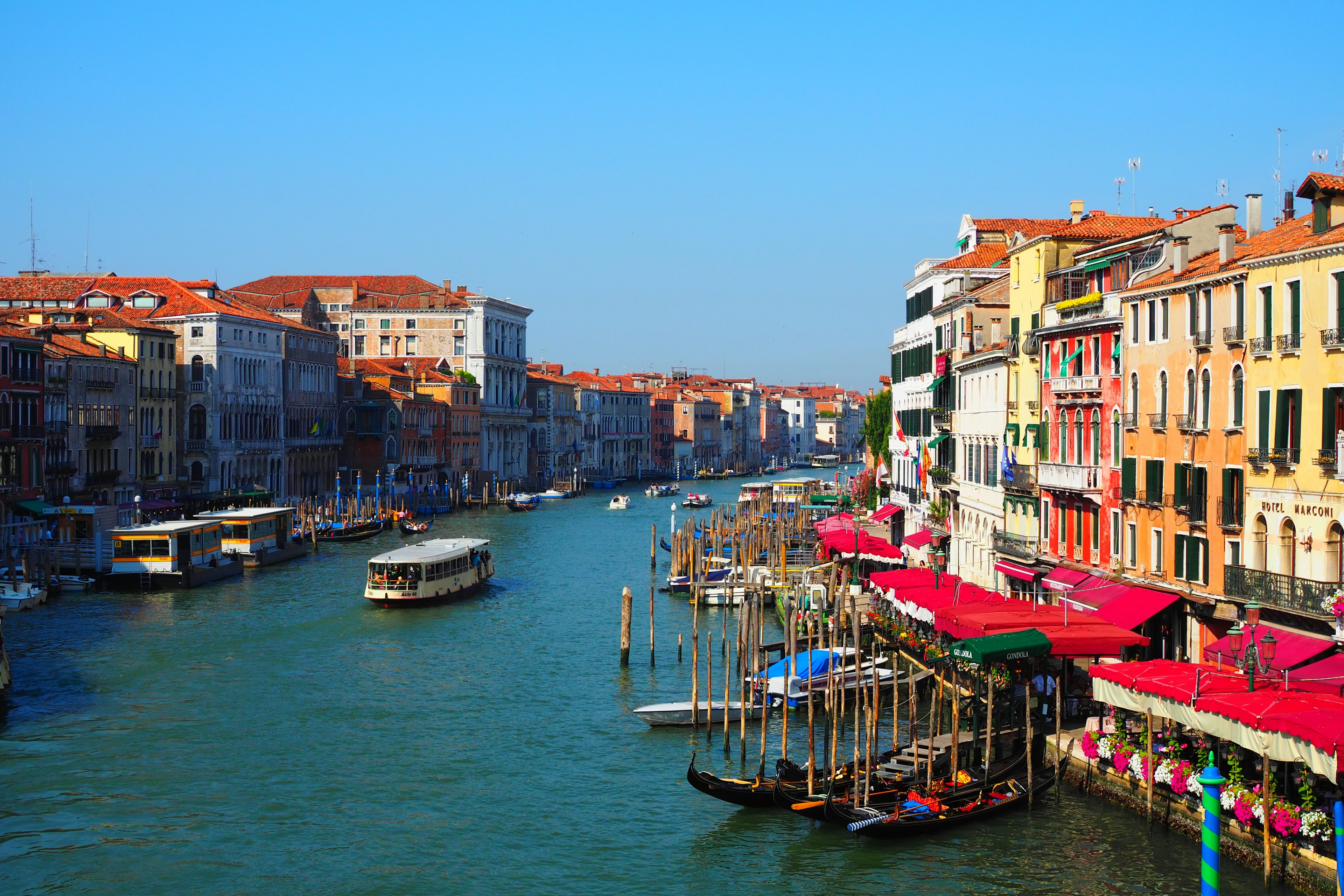 Venezianischer Kanal mit bunten Gebäuden und Booten