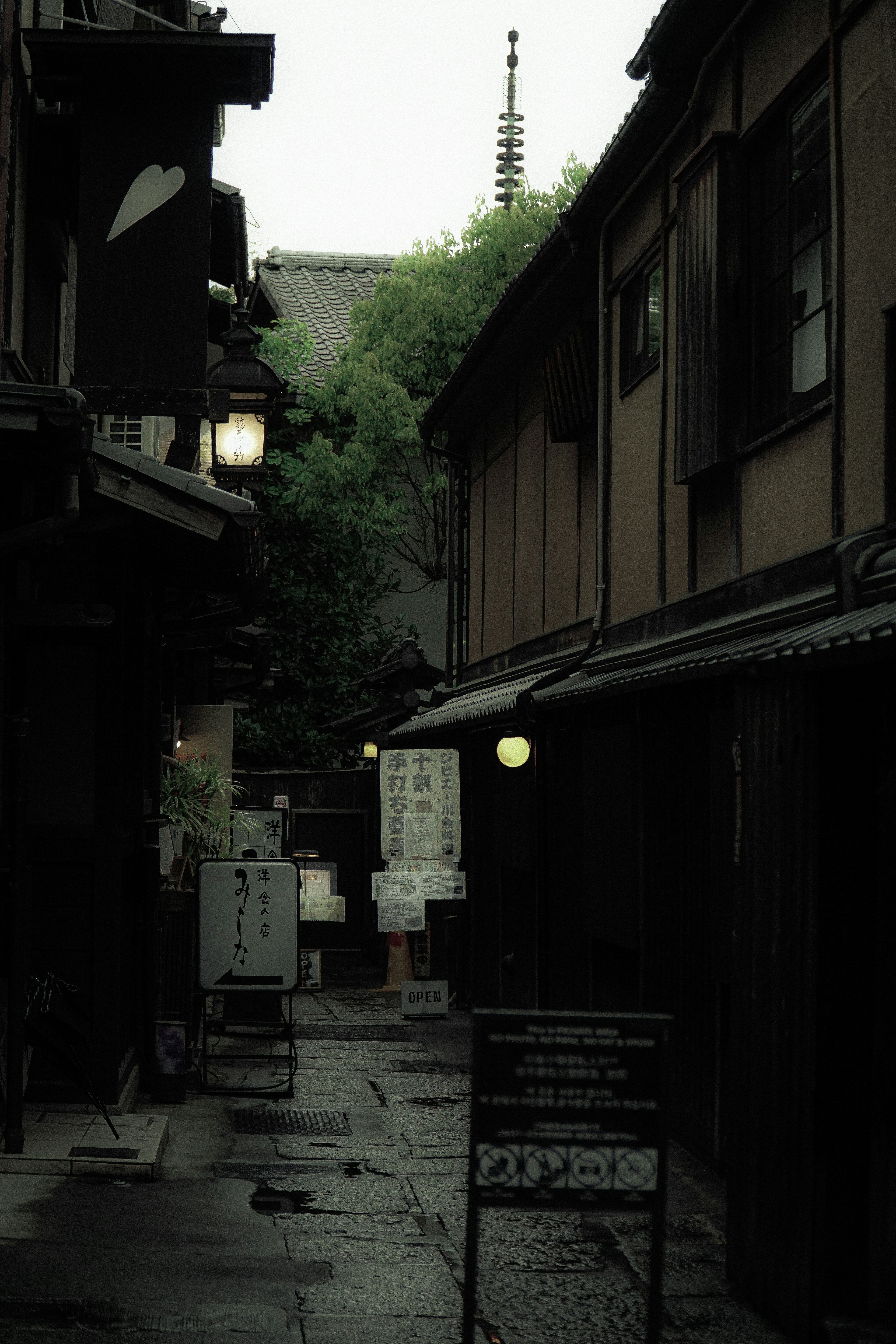 Ruhige Gasse mit alten Gebäuden und sanftem Laternenlicht