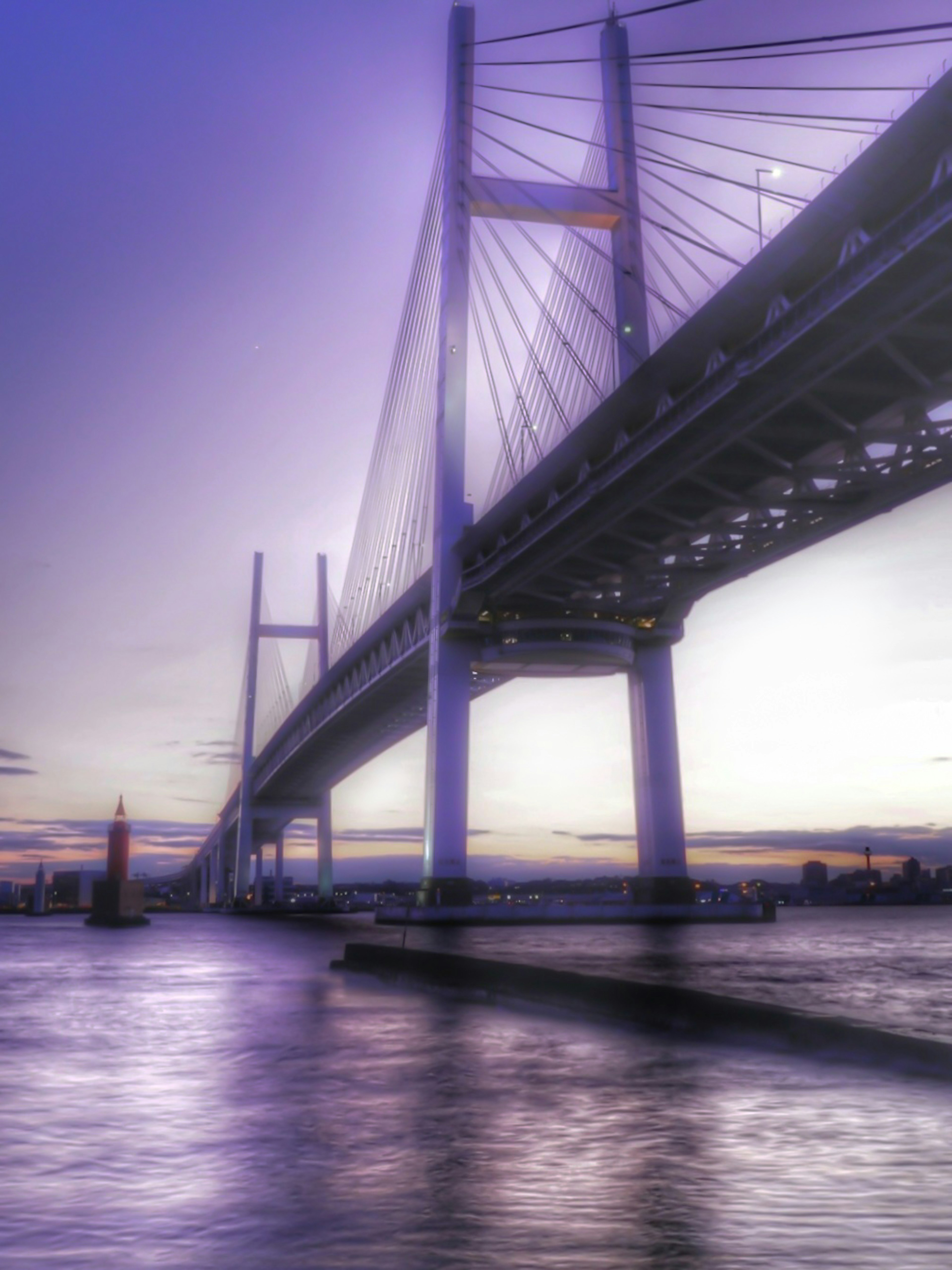 Hermosa vista del puente de la bahía de Yokohama al atardecer