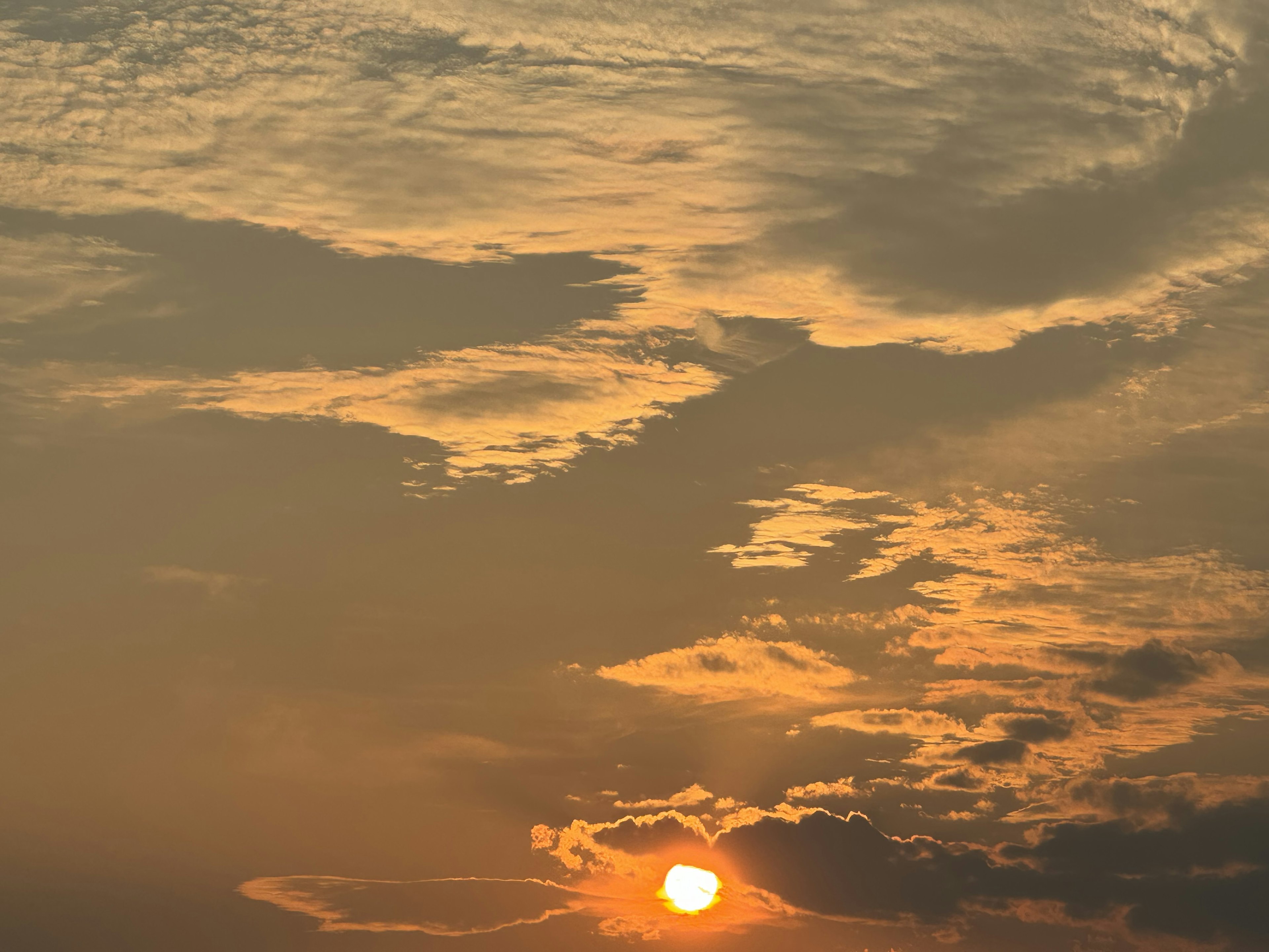 Cielo hermoso con atardecer rodeado de nubes