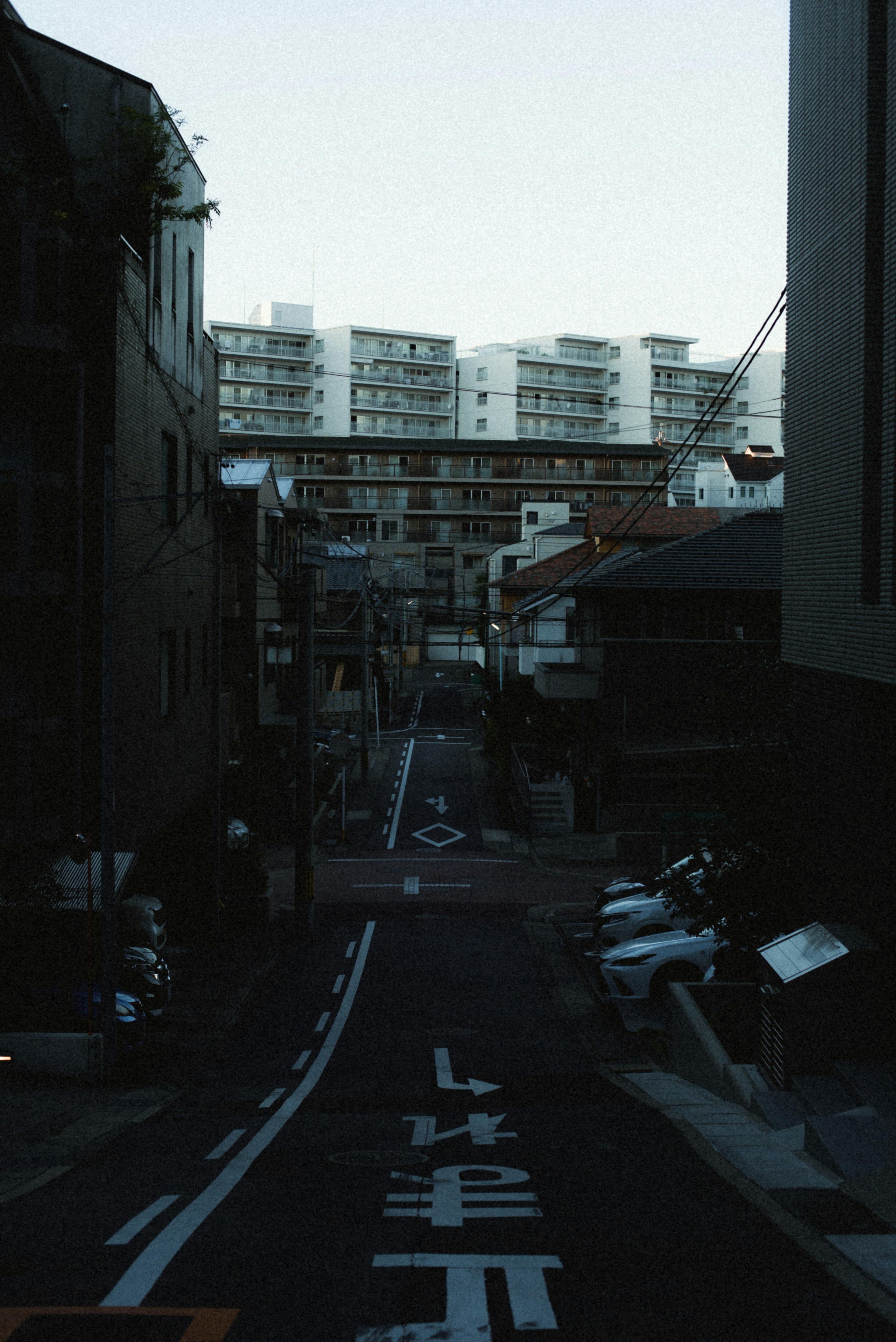 Blick auf eine schmale Straße mit Gebäuden und Wohnungen