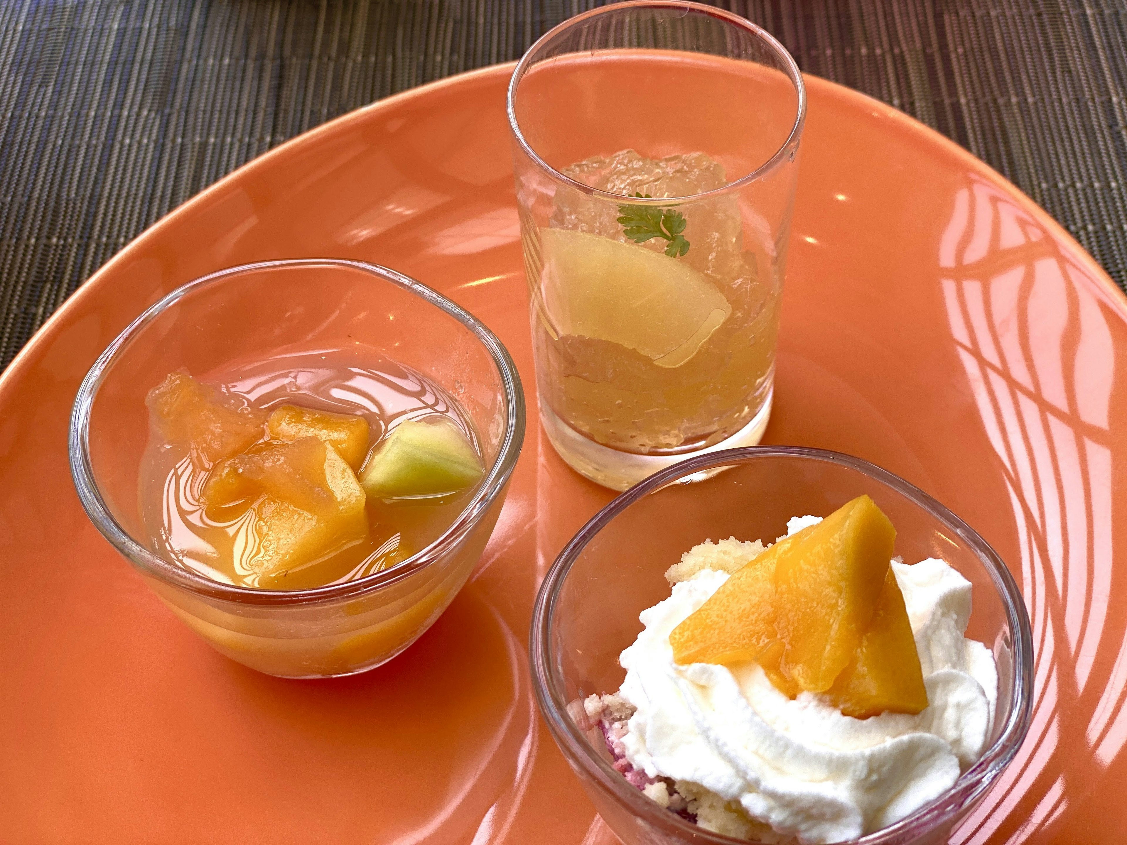 Un ensemble de desserts aux fruits servi sur une assiette orange