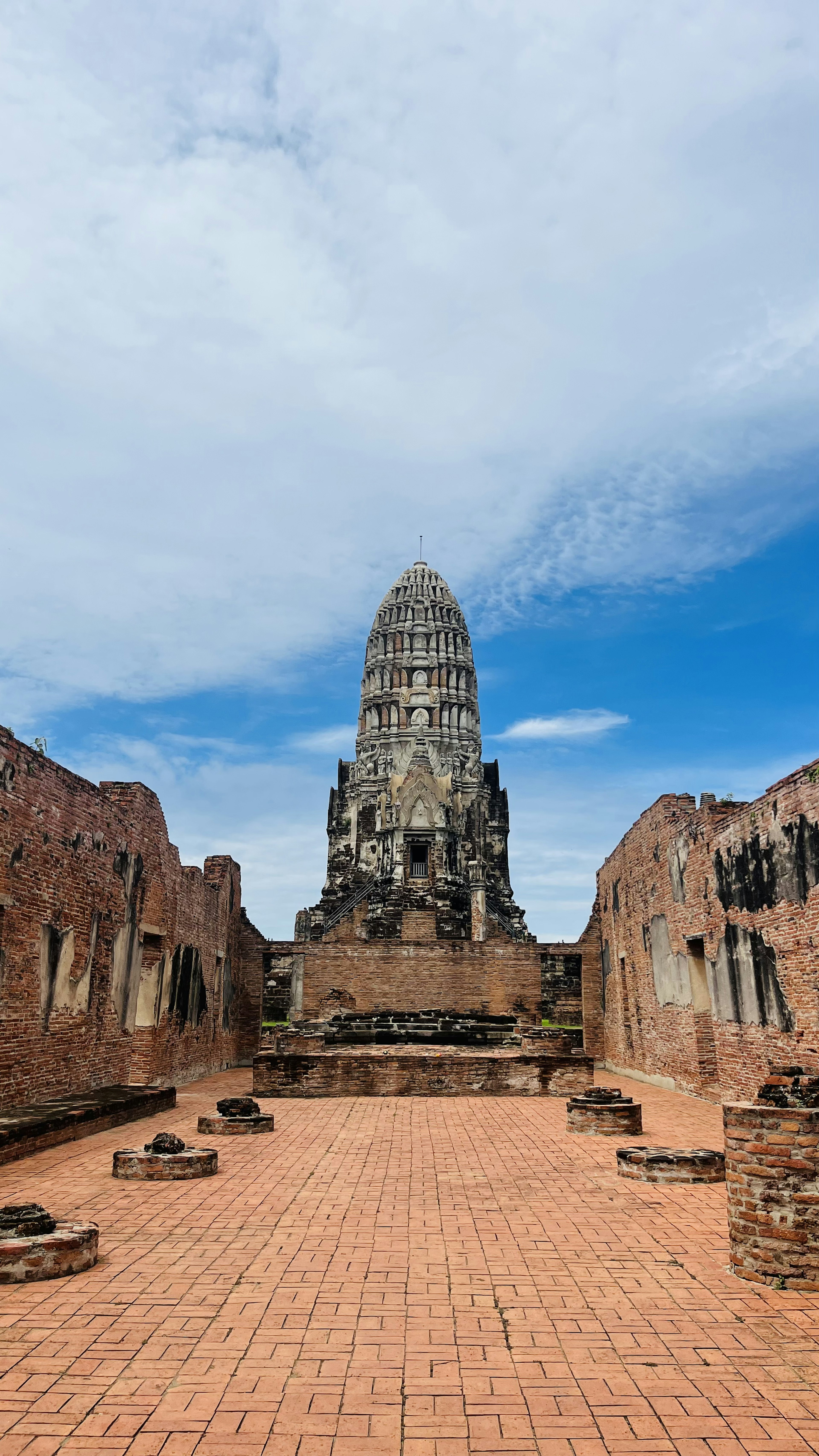 Ruinas de un antiguo templo en Ayutthaya con un cielo azul