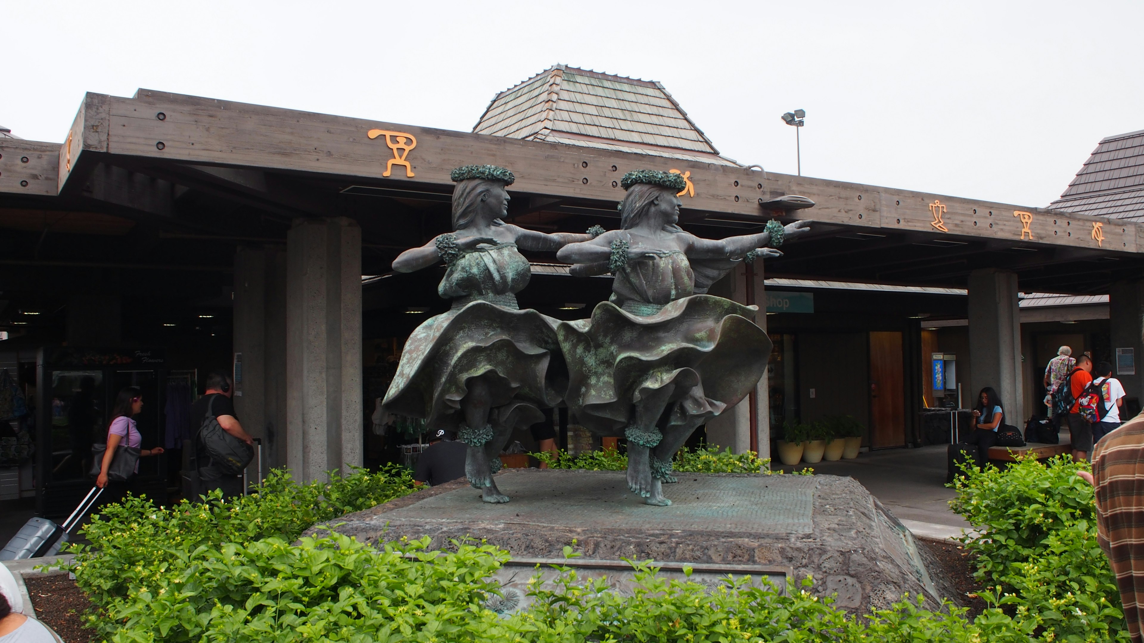 Escultura de bronce que representa a dos bailarines con atuendo tradicional